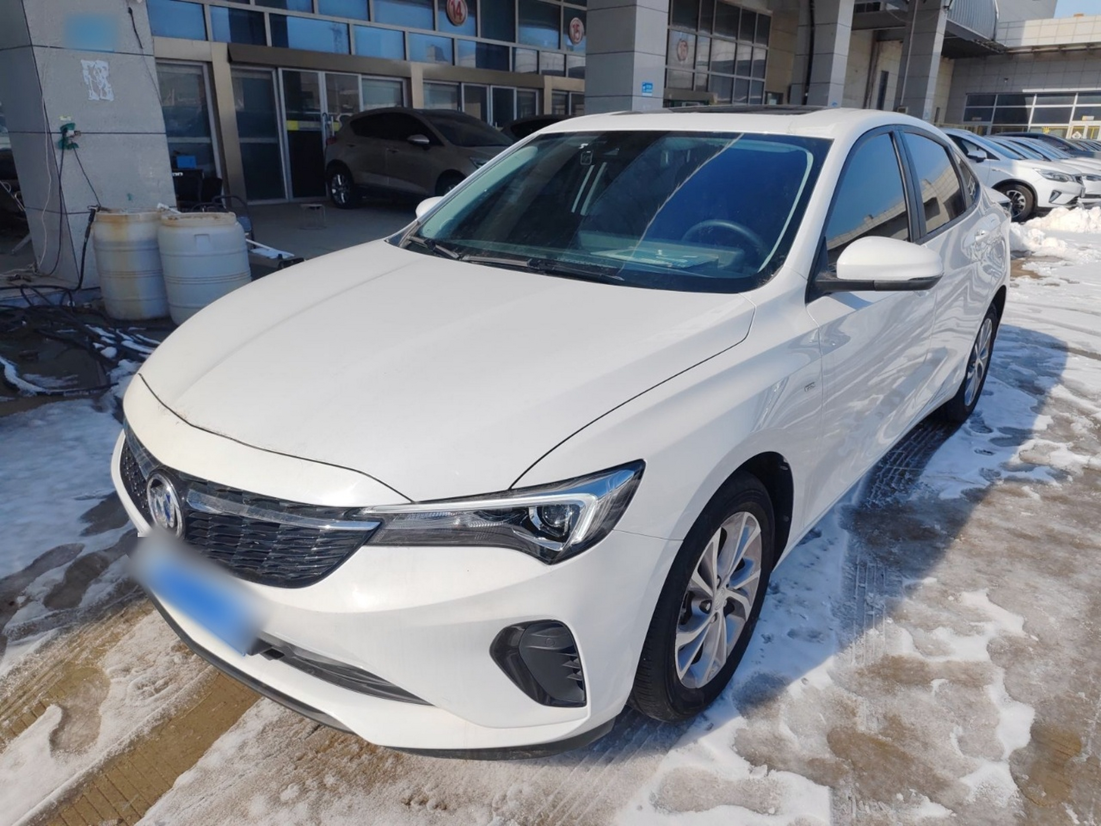 تحت مقدمة السيارة