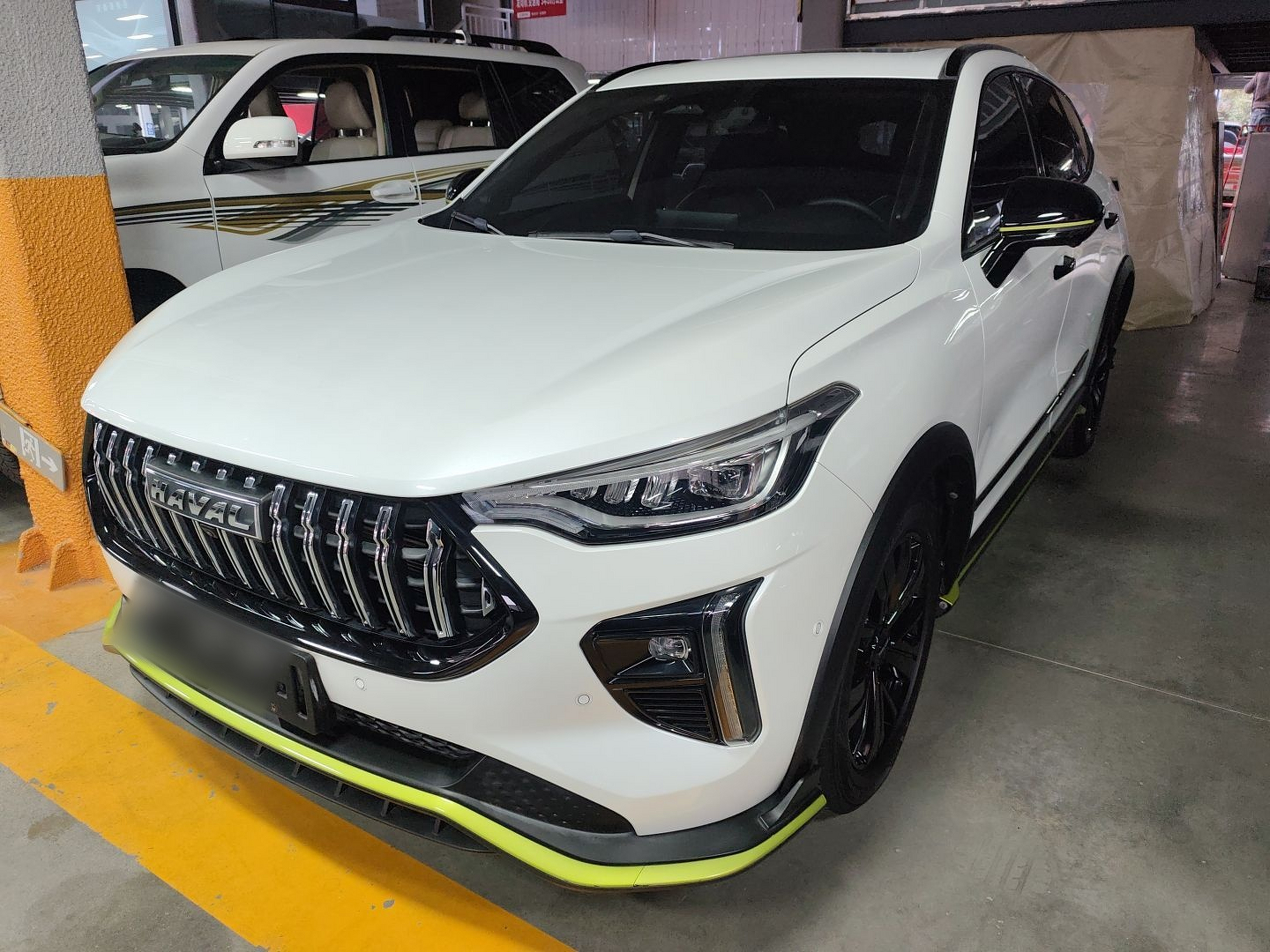 Под передней частью автомобиля