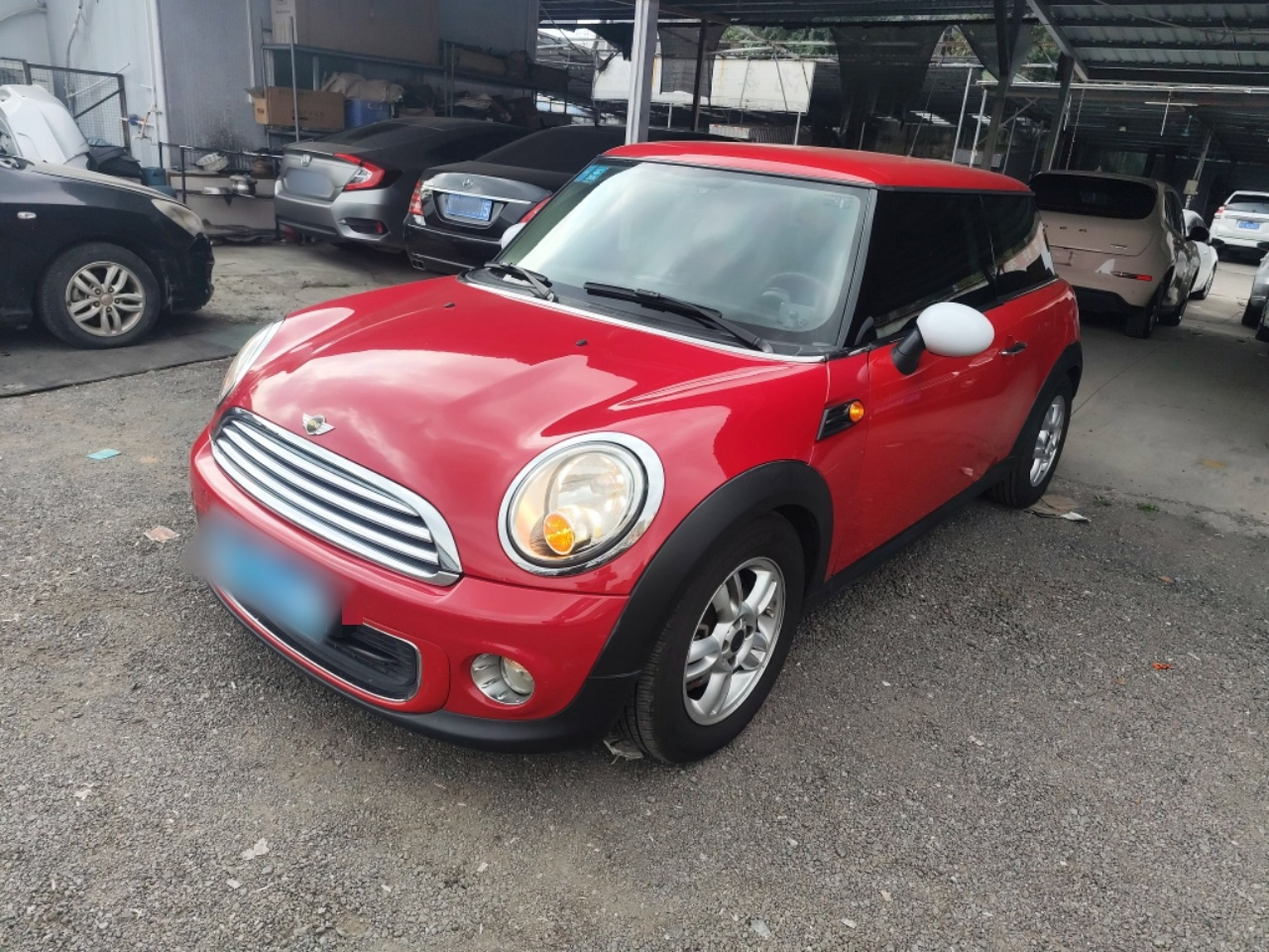 تحت مقدمة السيارة