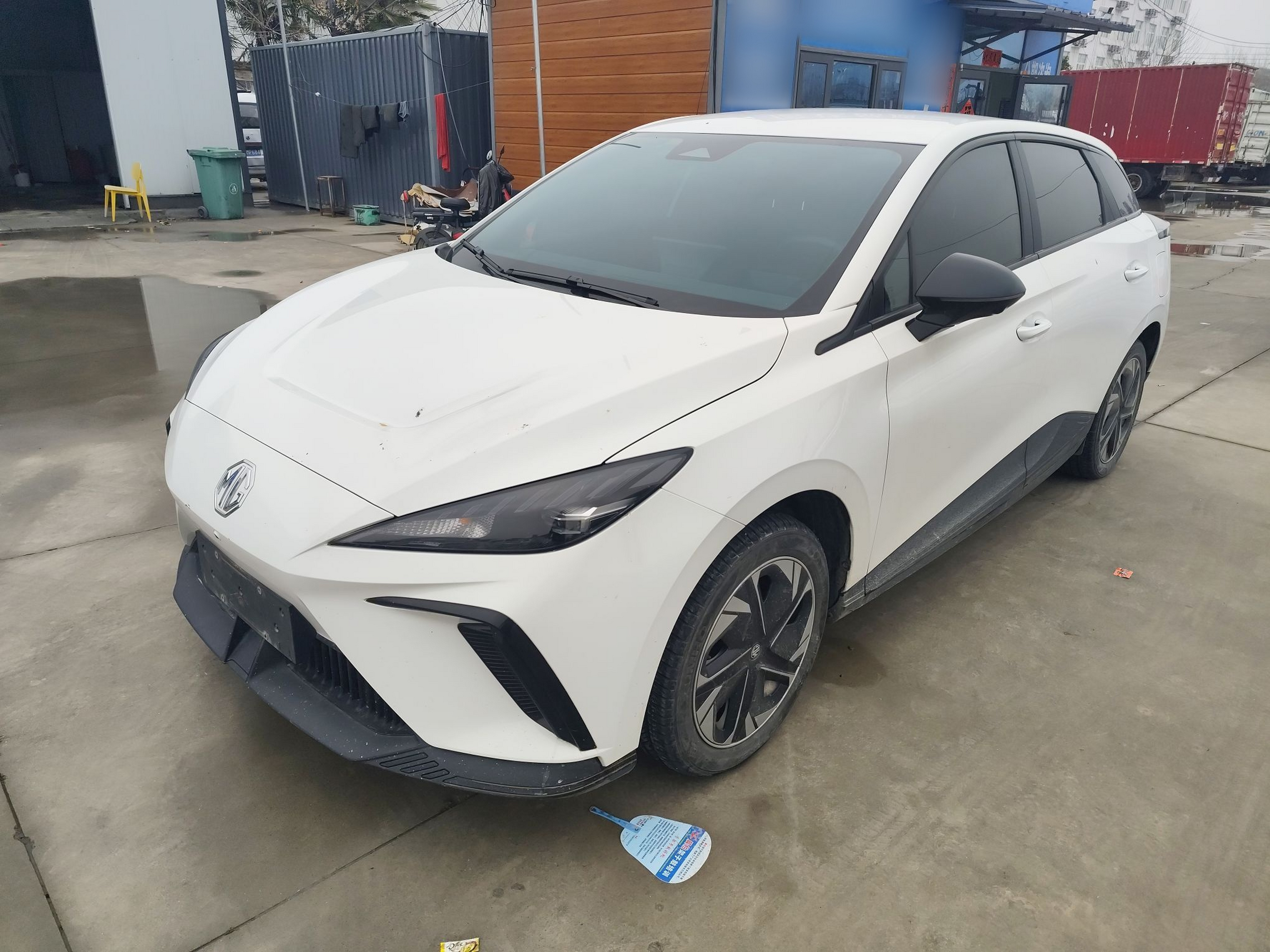 Под передней частью автомобиля