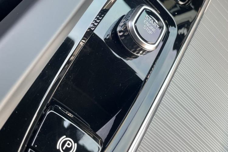 Used Volvo XC60 New Energy 2025 Plug-in Hybrid Long-Range All-Wheel Drive Zhiyuan Extreme Night Black Edition