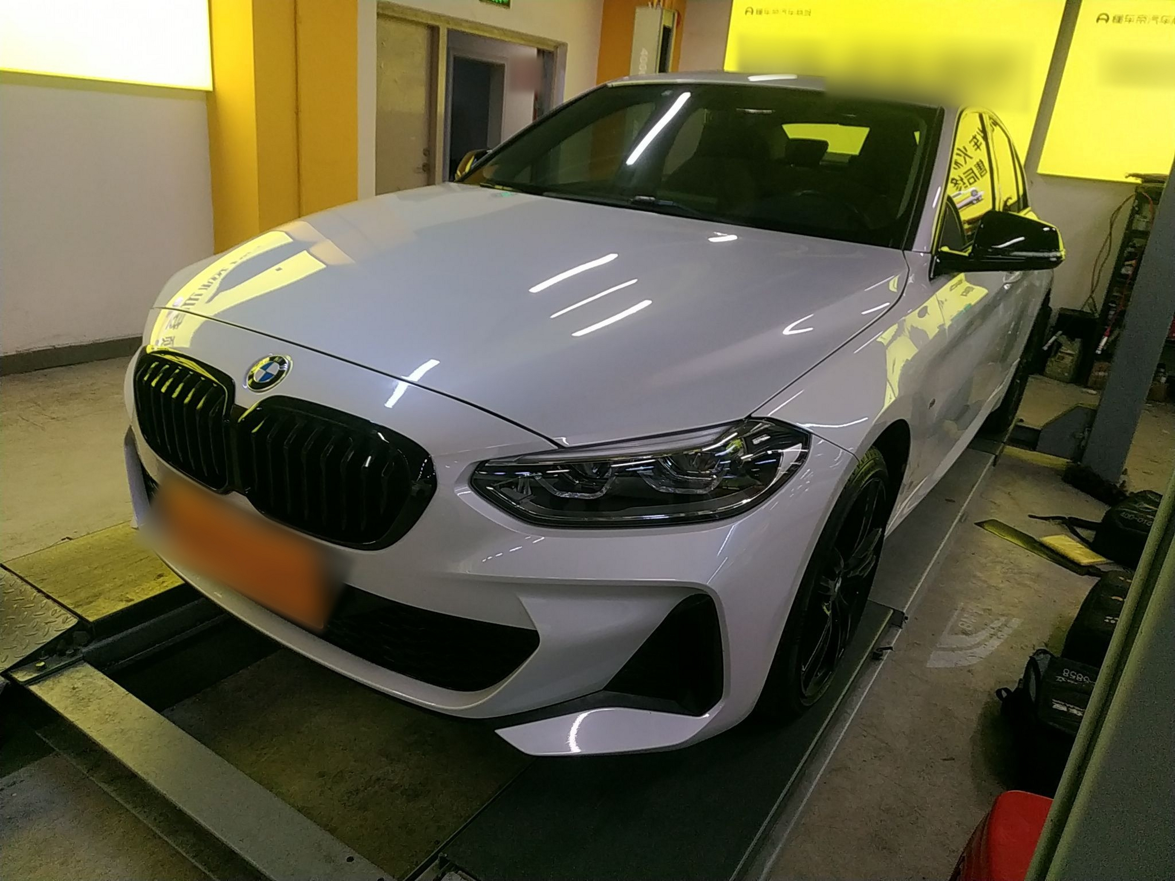 تحت مقدمة السيارة