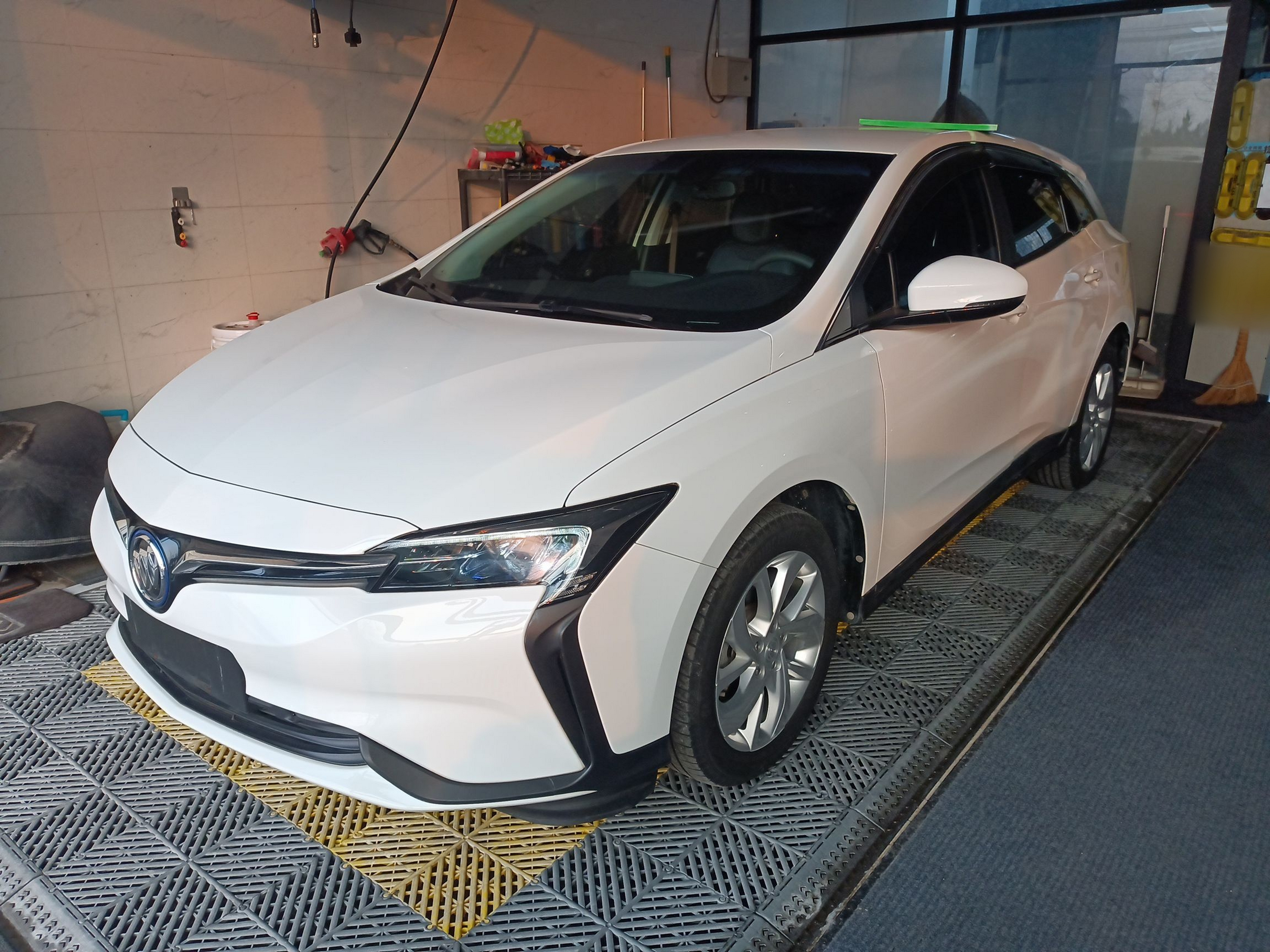 Под передней частью автомобиля