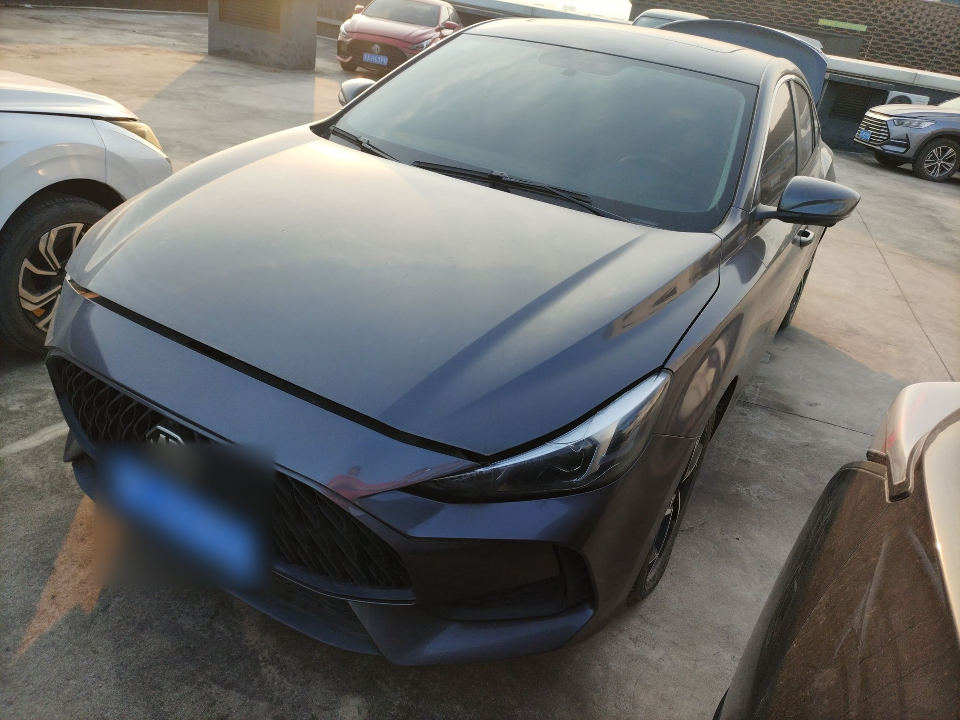 تحت مقدمة السيارة