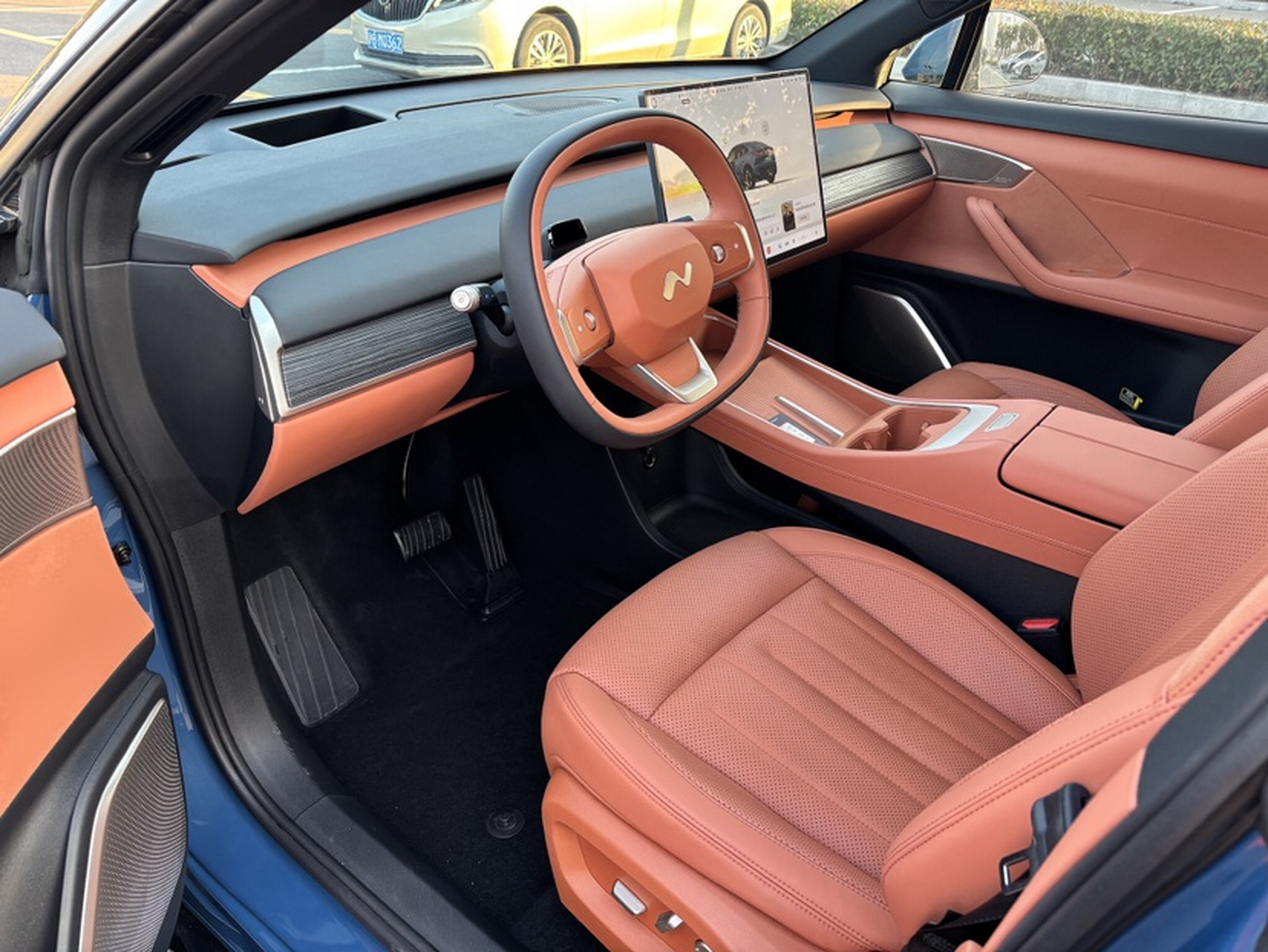 المقاعد الأمامية داخل السيارة