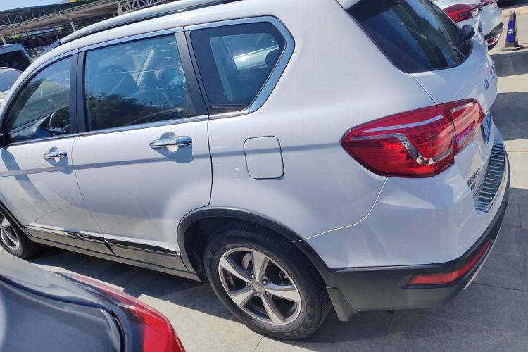 Used Haval H6 2015 Upgraded Model 1.5T Manual Two-Wheel Drive Prestige Version
