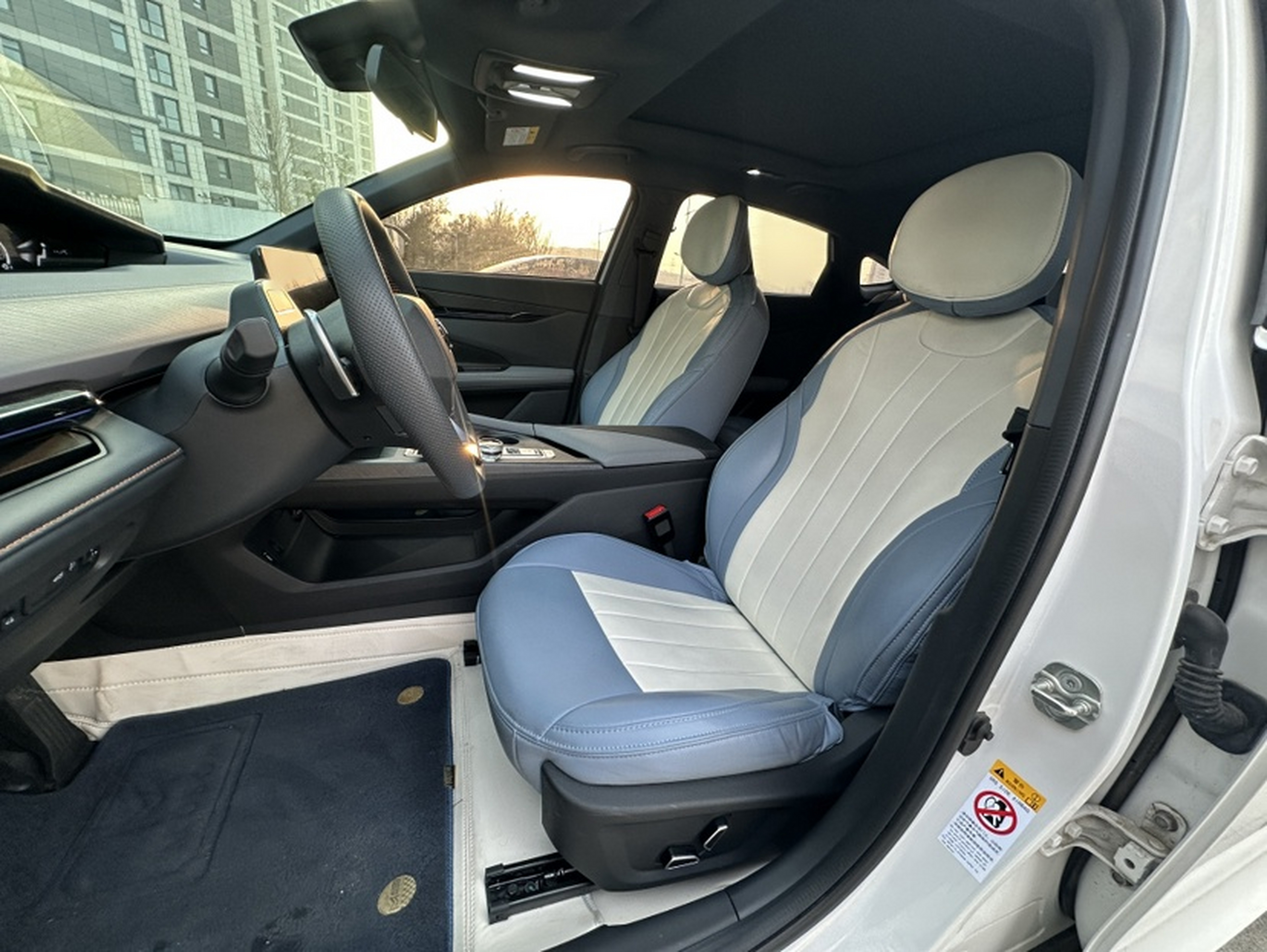 Переднее сиденье в автомобиле