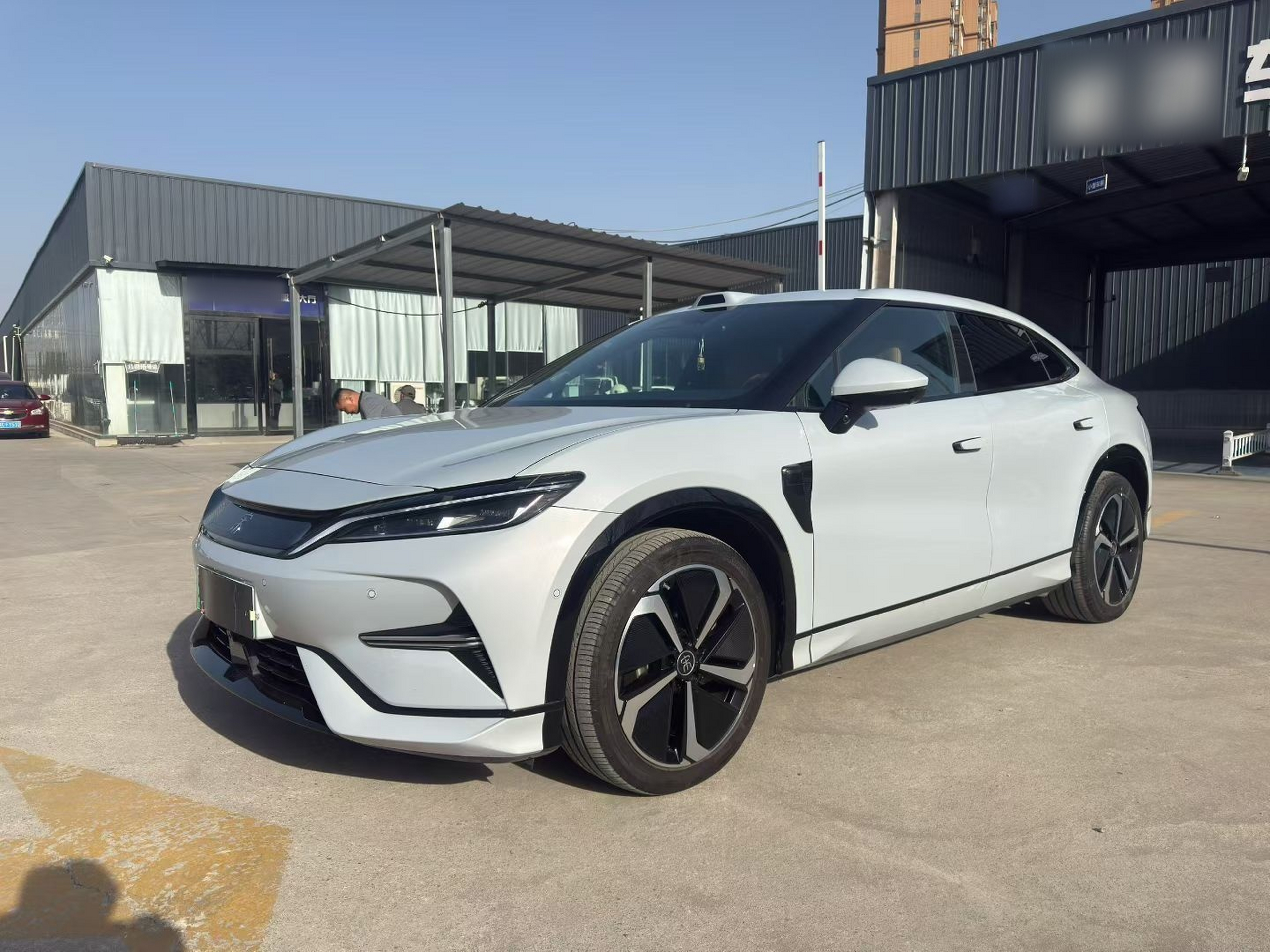 Под передней частью автомобиля