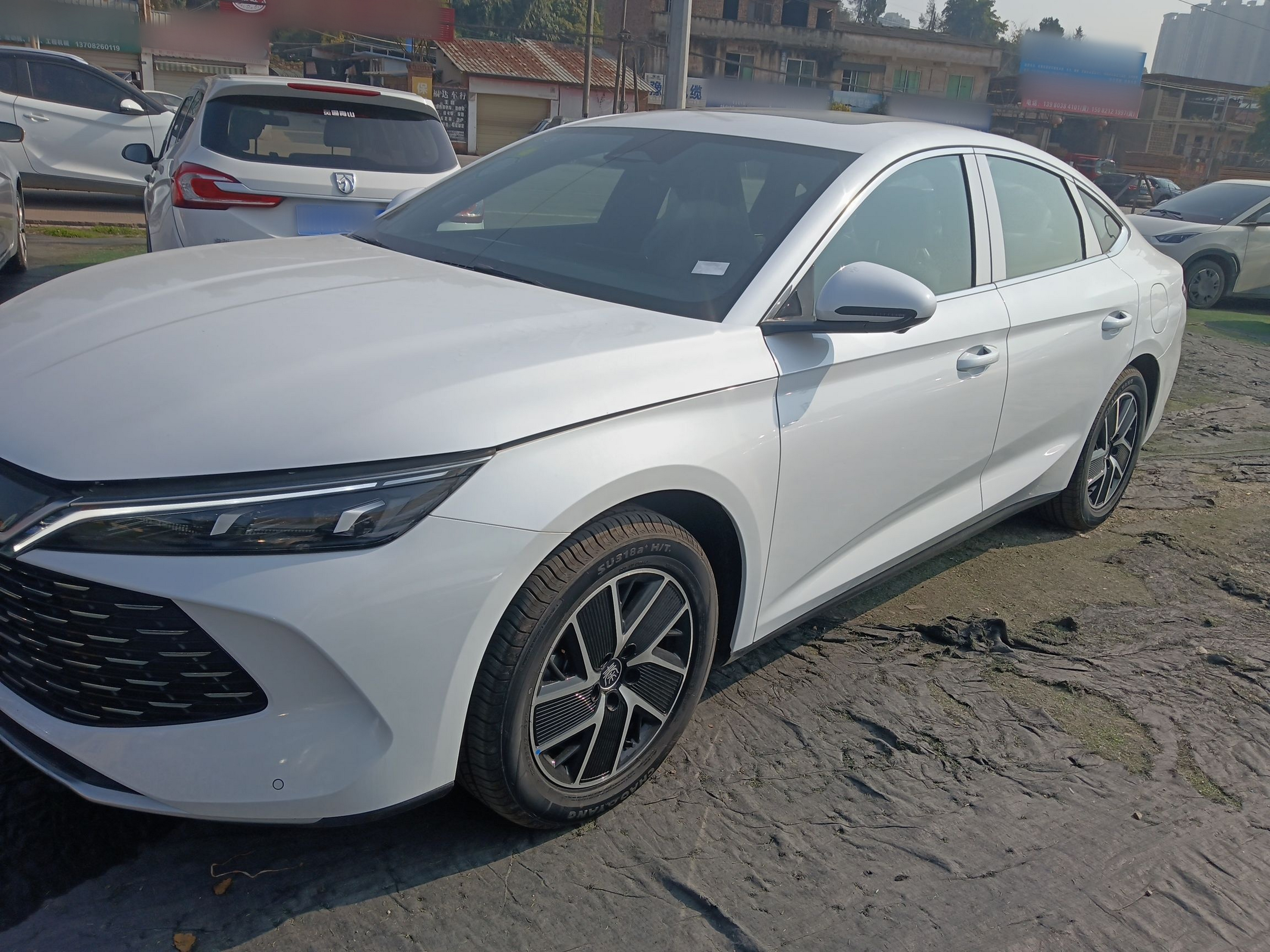 Под передней частью автомобиля