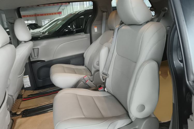 Used Toyota Sienna 2015 3.5L Two-Wheel Drive L Version—U.S. Specification