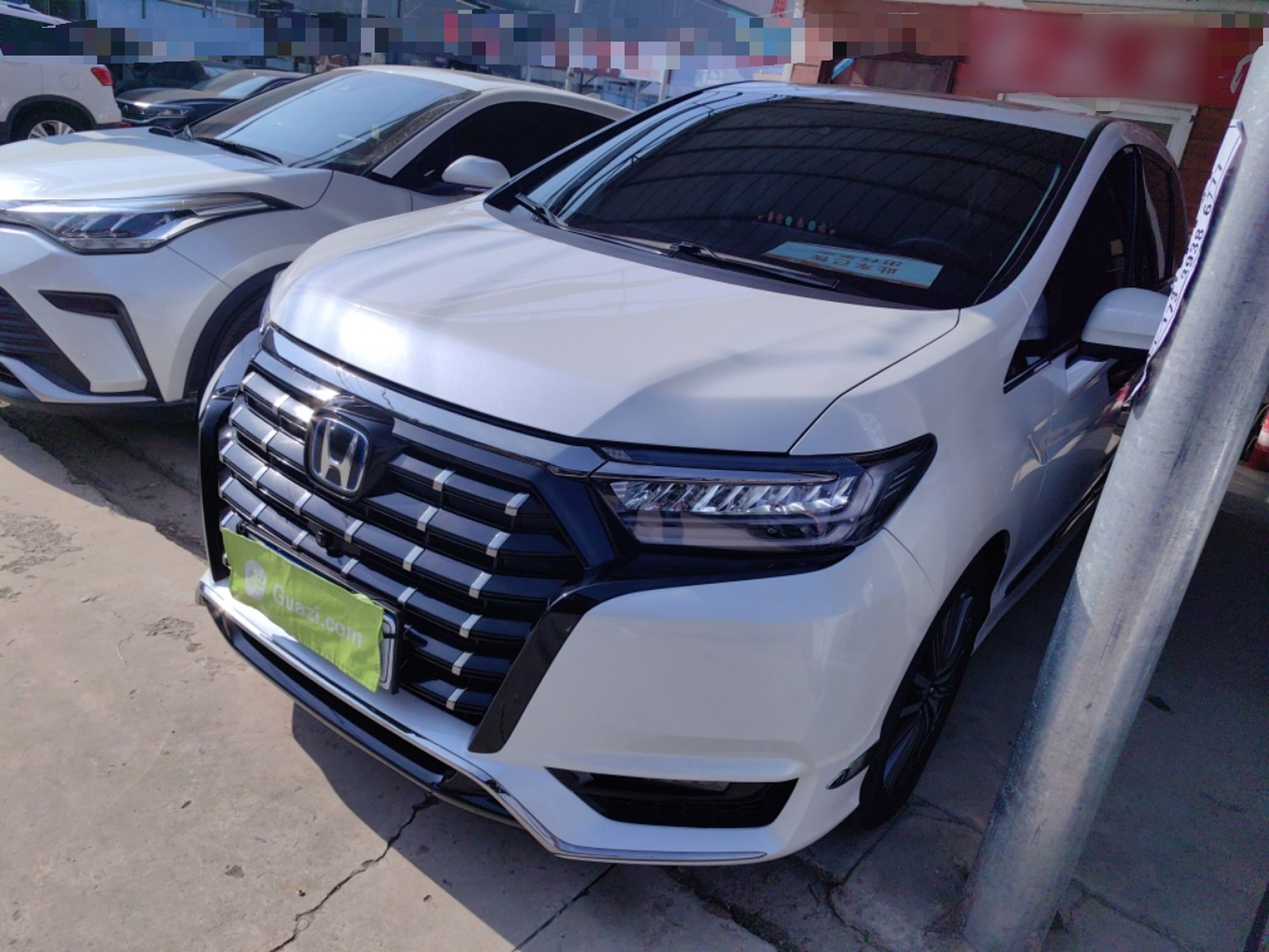 تحت مقدمة السيارة