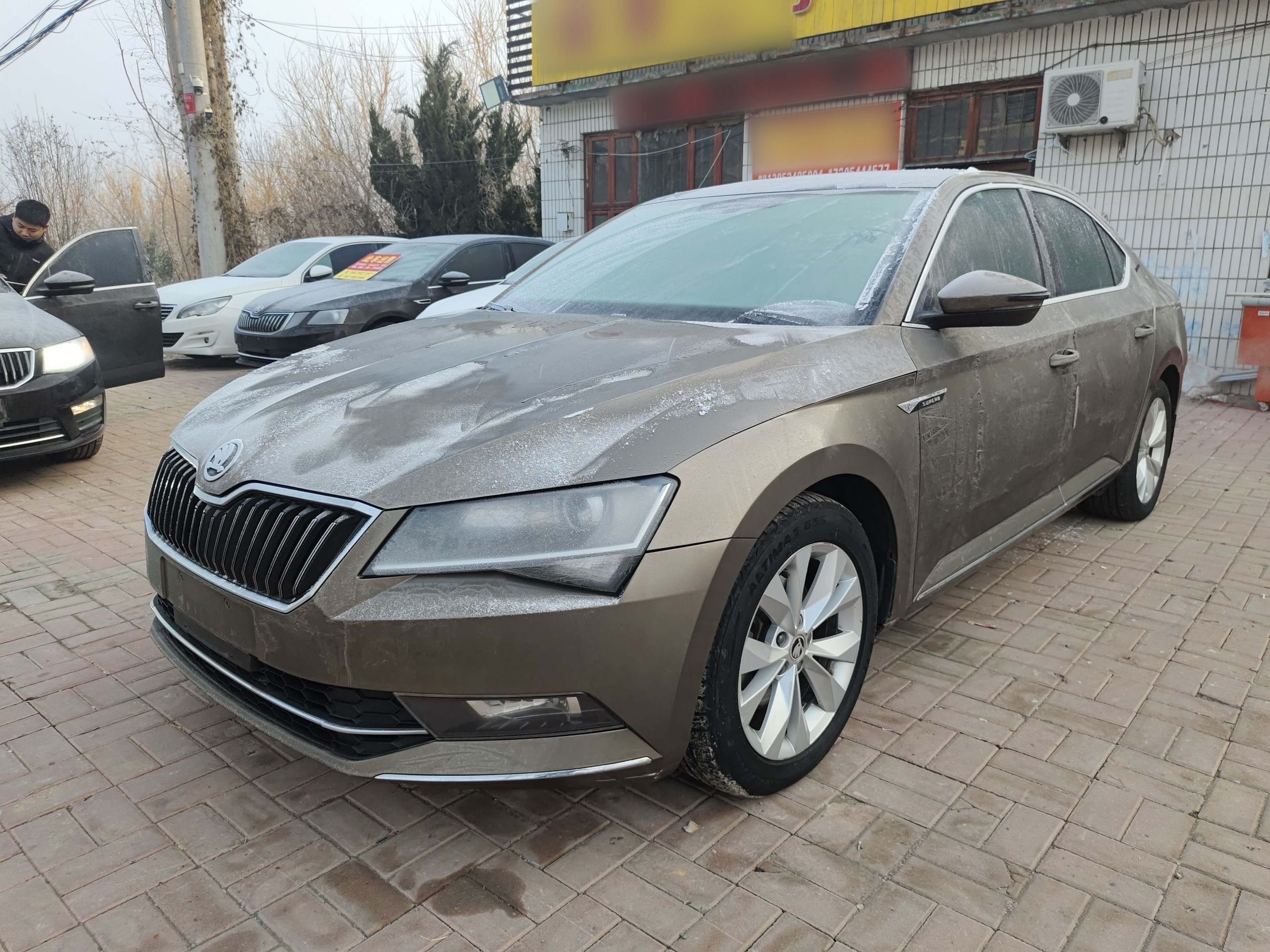 تحت مقدمة السيارة