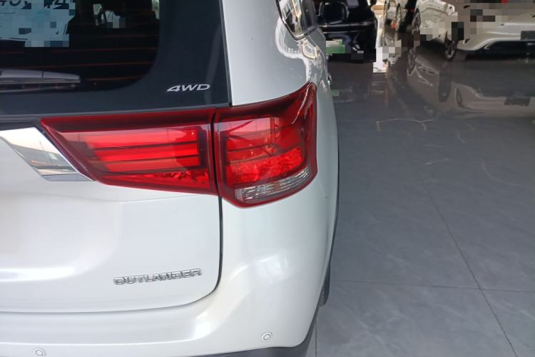 Used Mitsubishi Outlander 2016 2.4L 4x4 Luxury Edition 7-Seater
