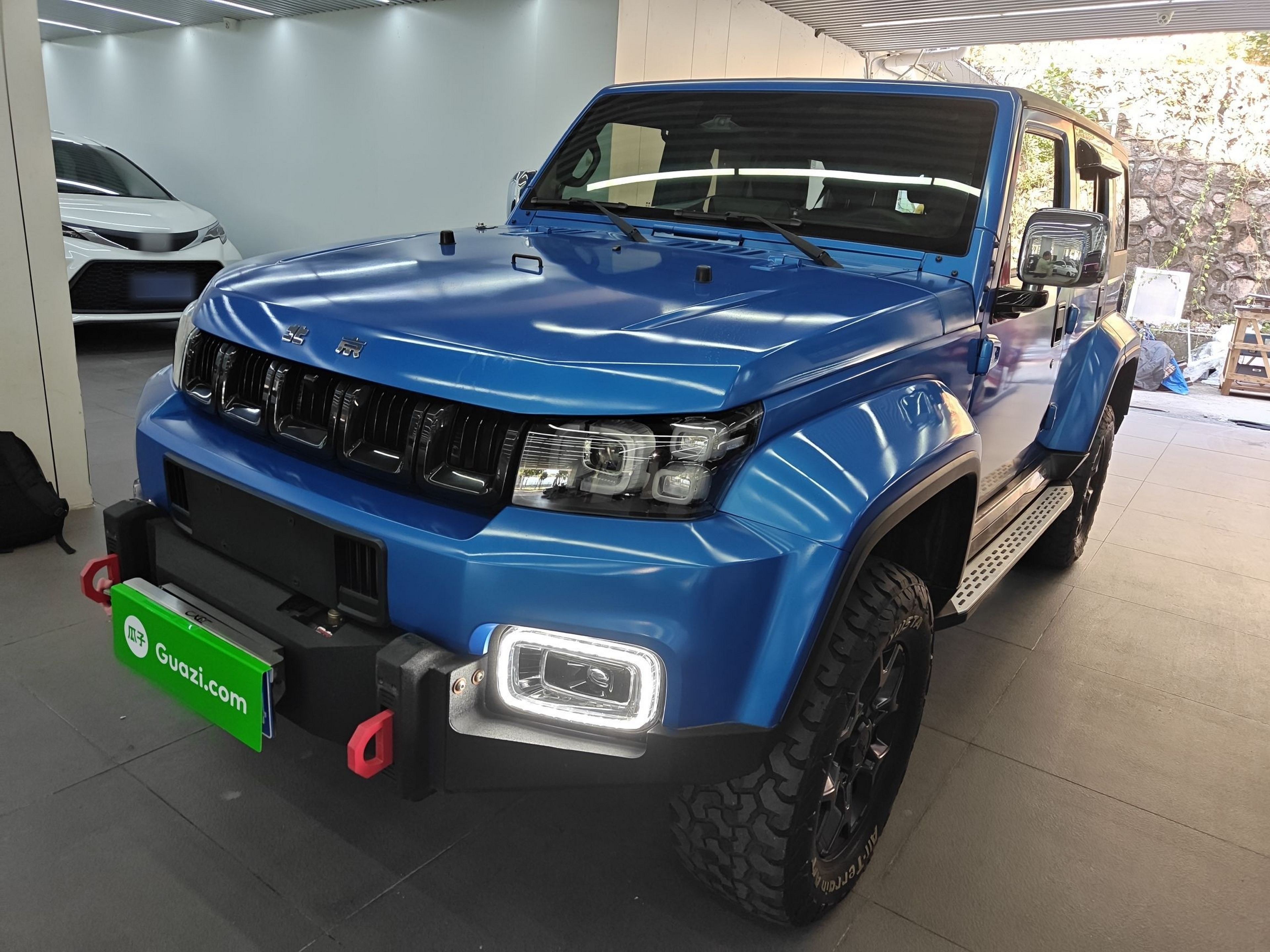 Под передней частью автомобиля