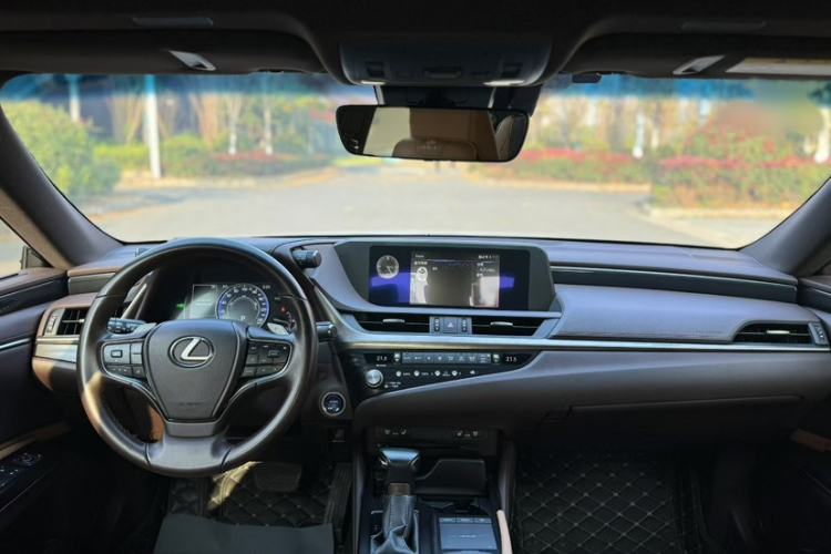 Used Lexus ES 2020 300h Deluxe Edition