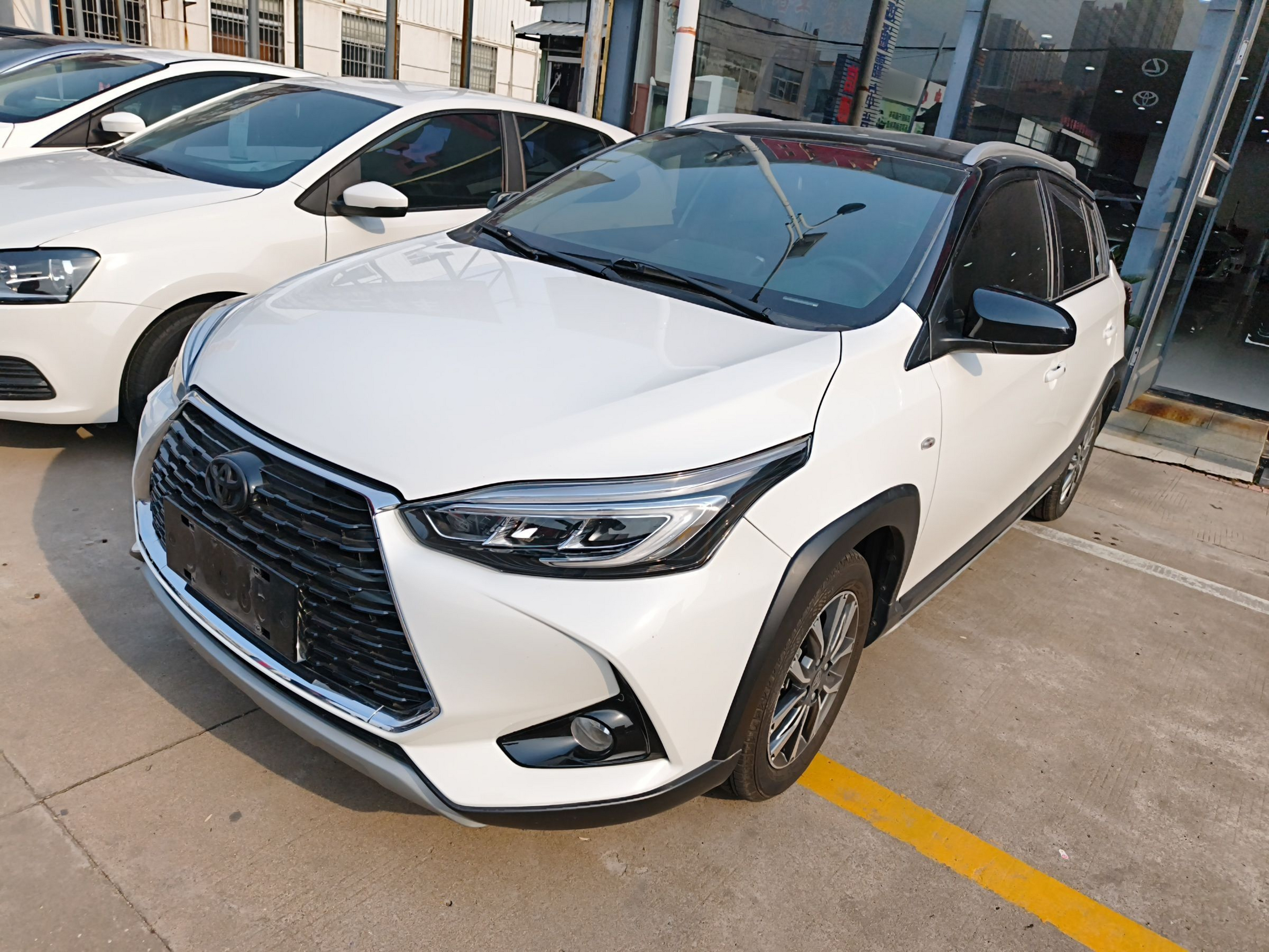 تحت مقدمة السيارة