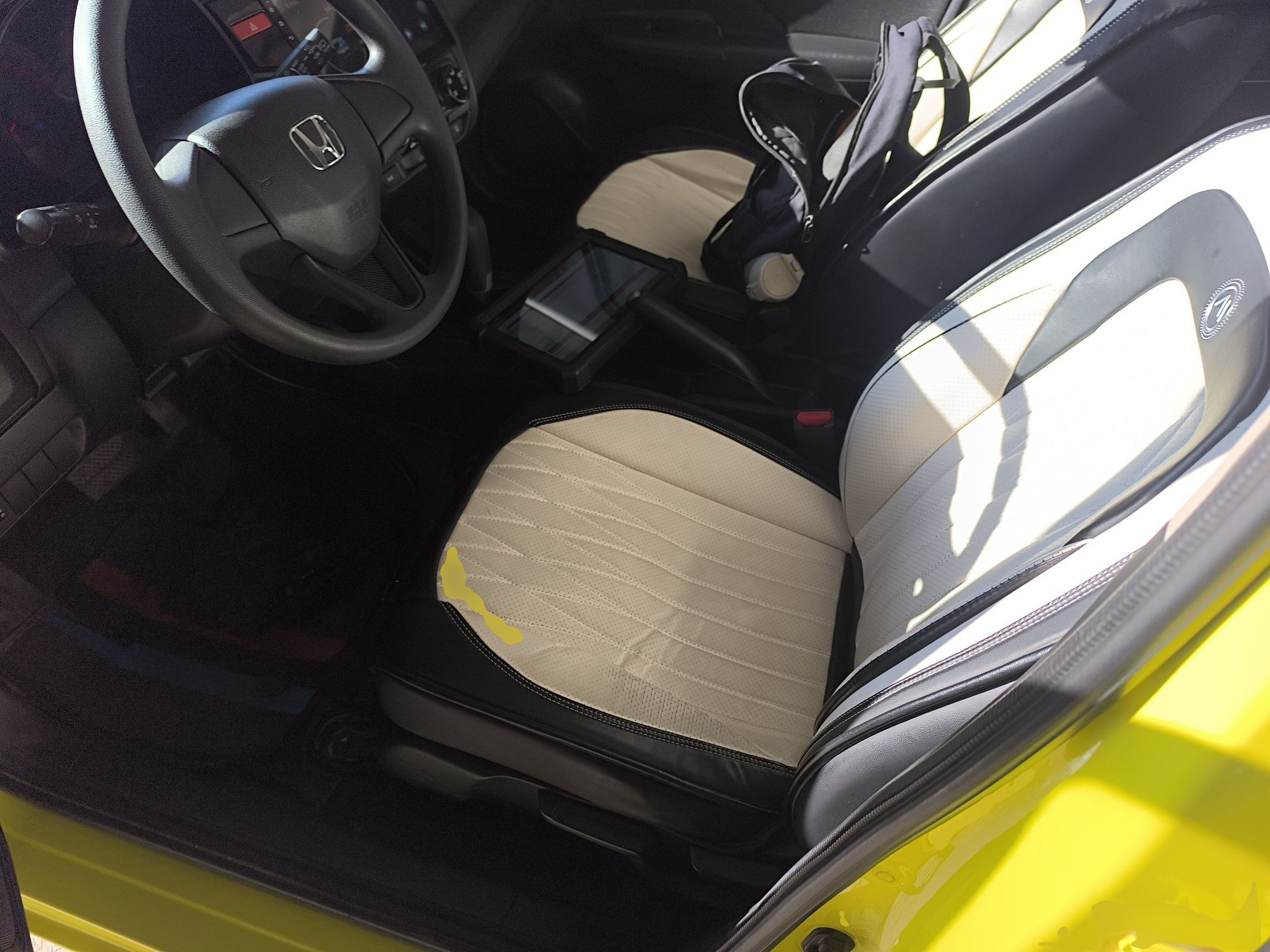 المقاعد الأمامية داخل السيارة