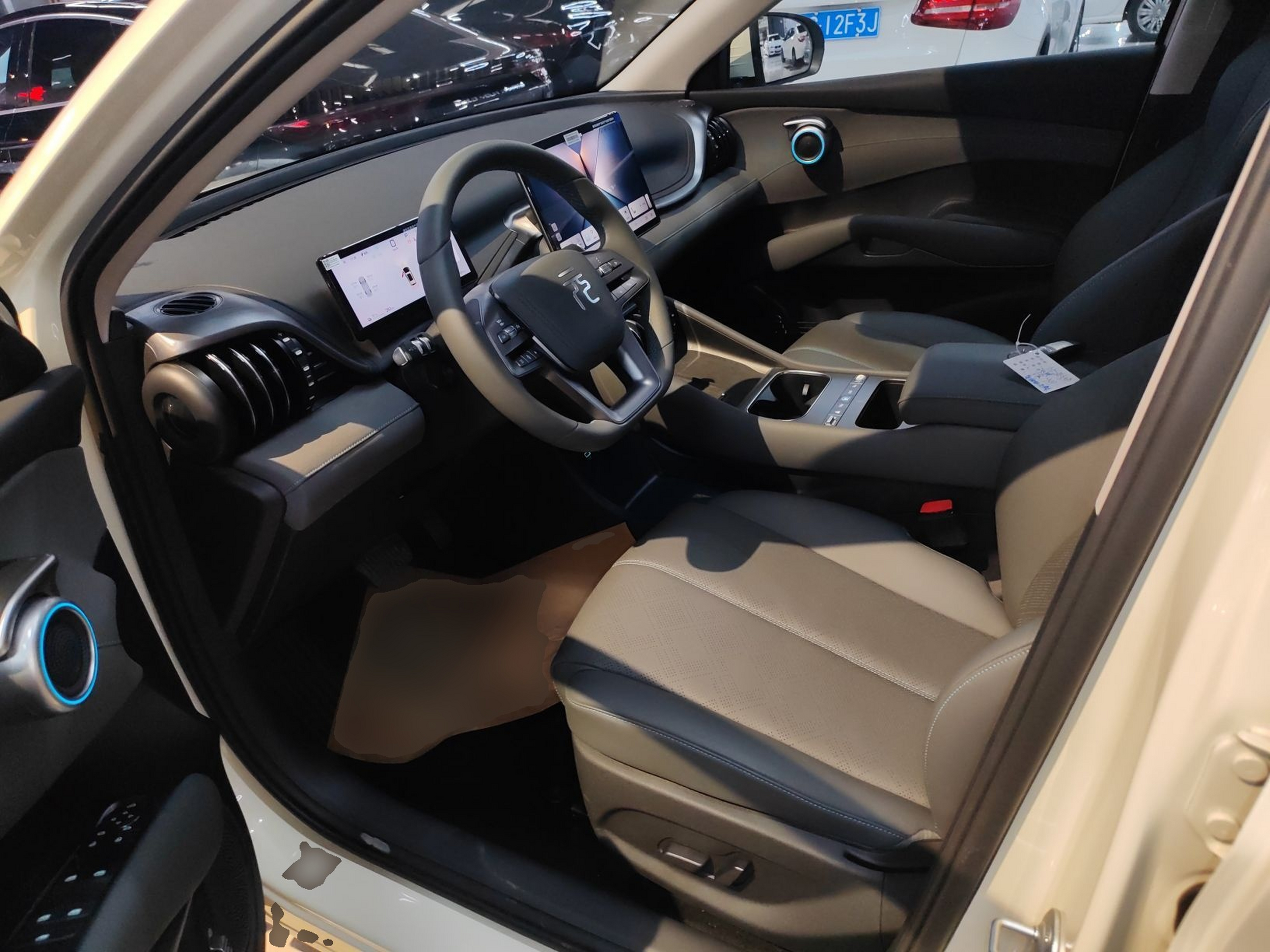 المقاعد الأمامية داخل السيارة