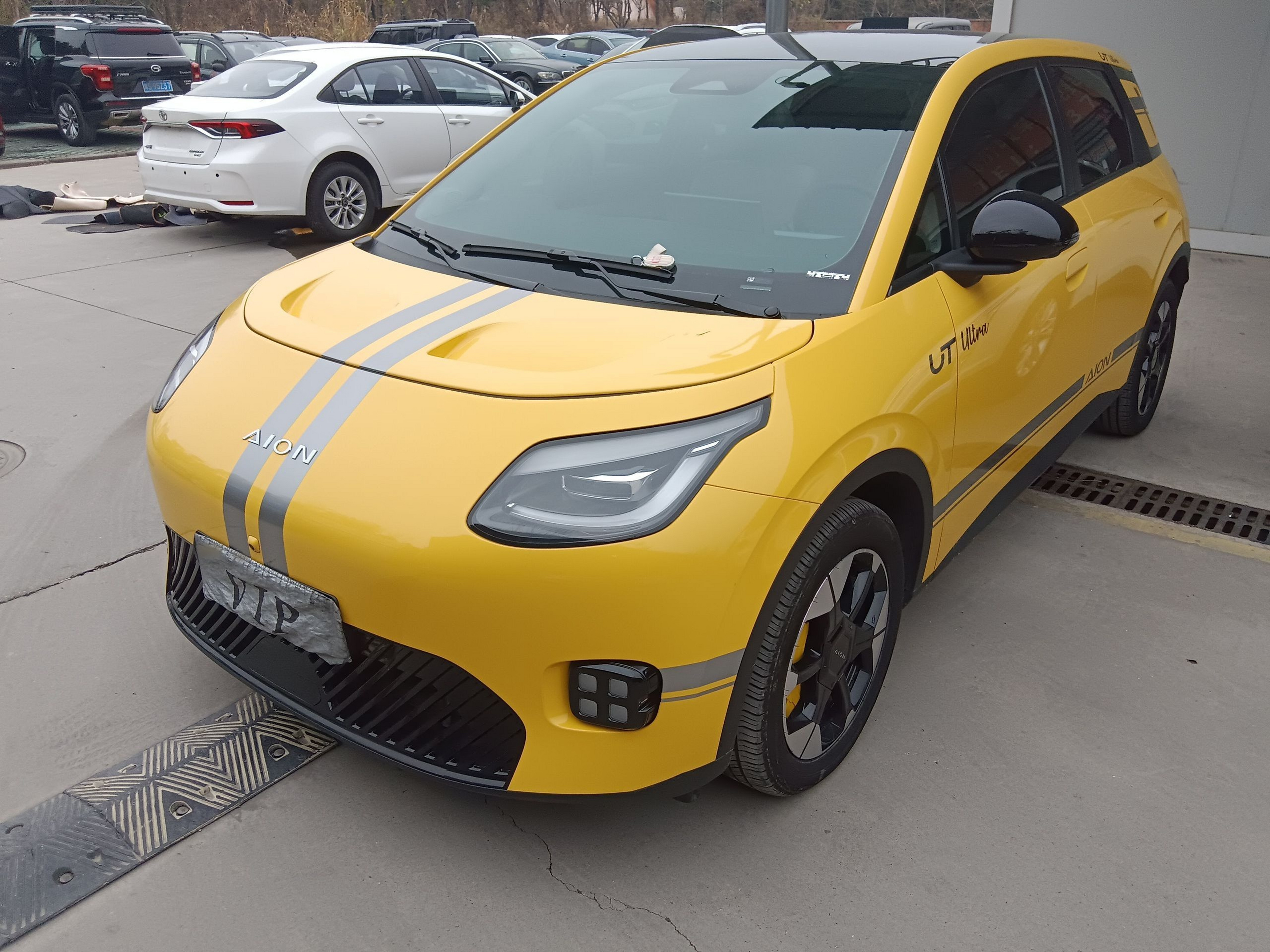 Под передней частью автомобиля