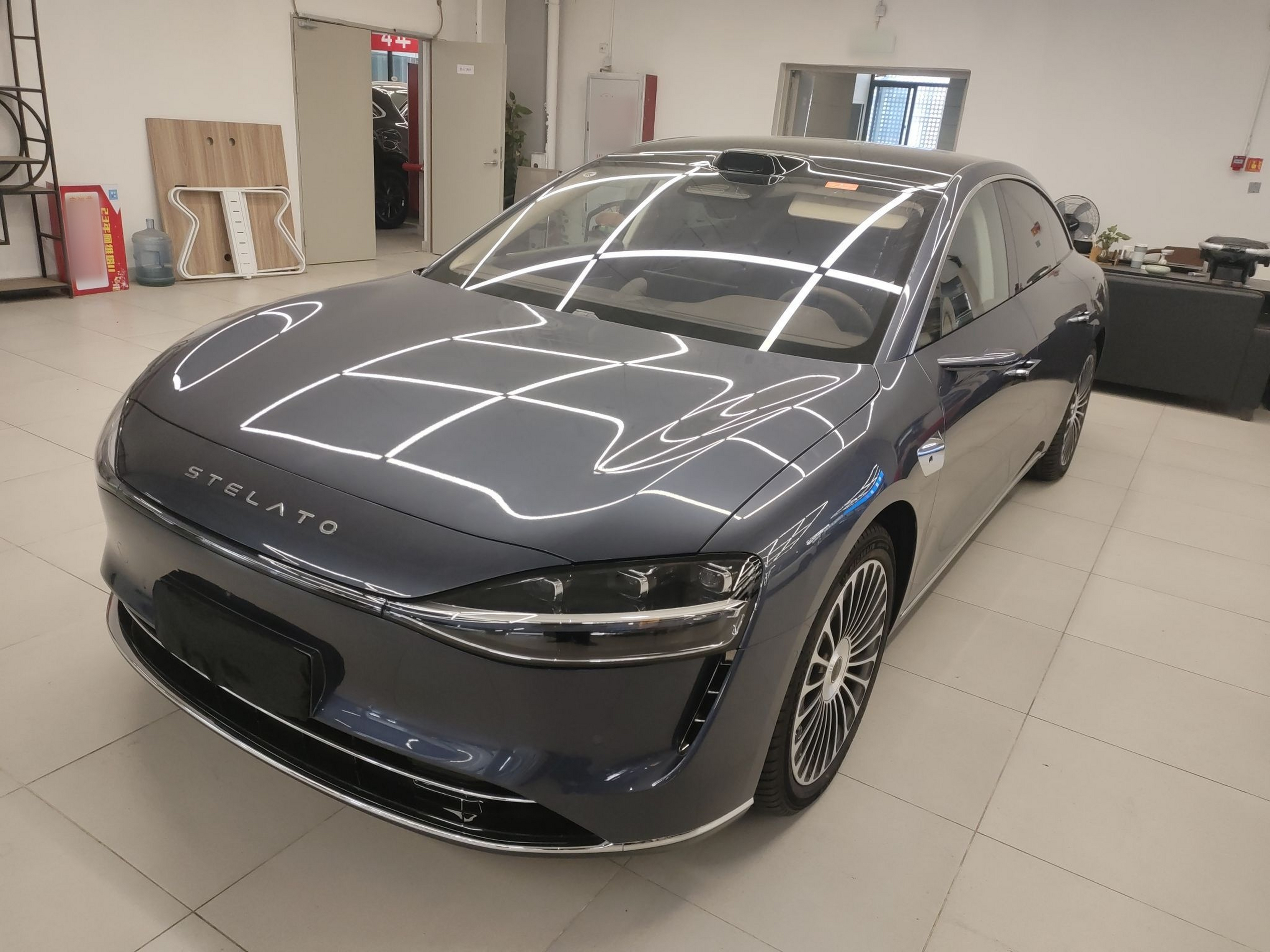 Под передней частью автомобиля