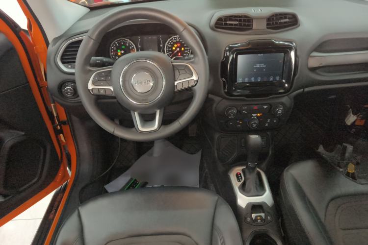 Used  Renegade 2019 220T Automatic Leading Edition
