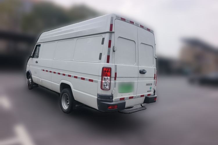 Used Iveco Daily 2021 2.5T V40 2-3 Seater Long Wheelbase Mid-Roof Design with Dual Side Sliding Doors