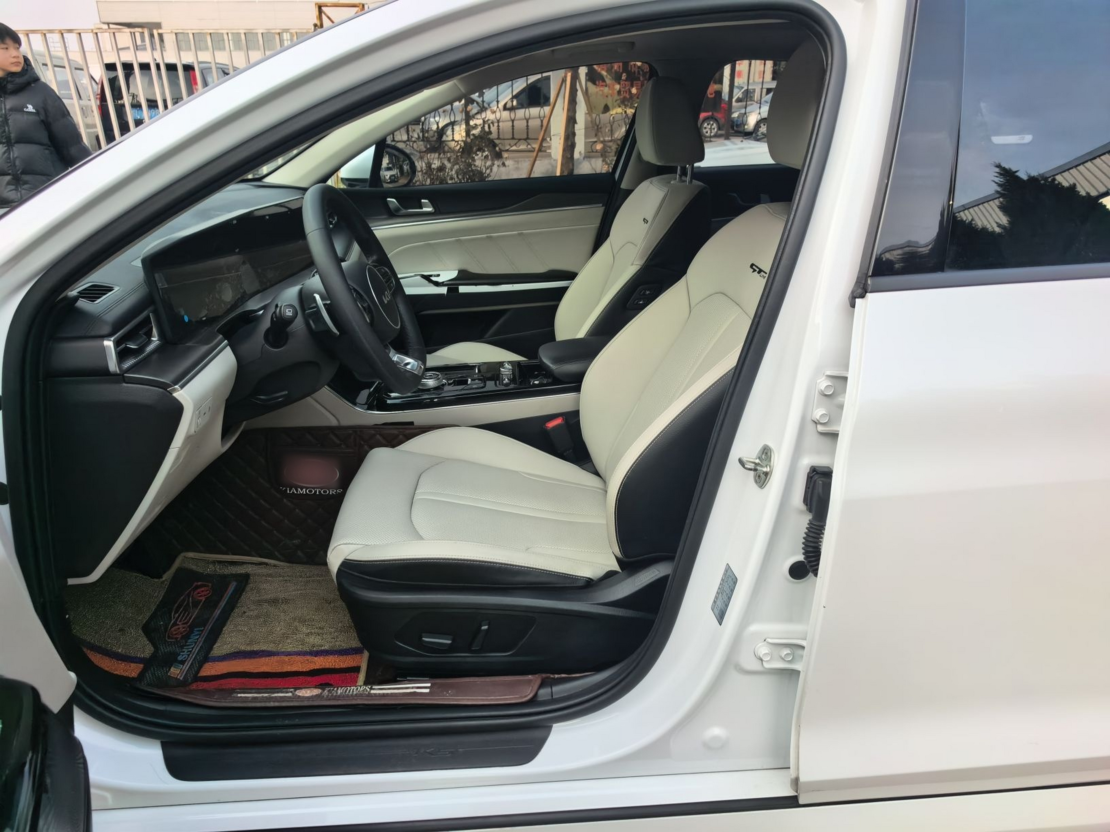 Переднее сиденье в автомобиле