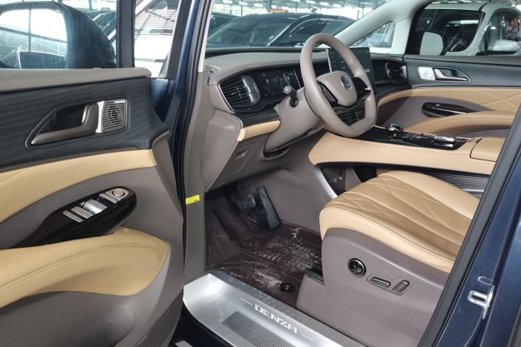 Used Denza D9 2022 DM-i 970 Four-Wheel Drive Prestige Model
