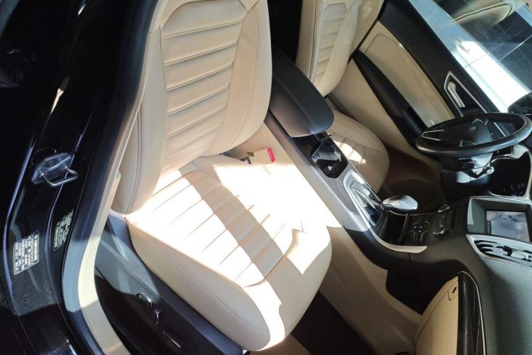 Used Ford Edge 2015 2.0T GTDi Two-Wheel-Drive High-Line Version
