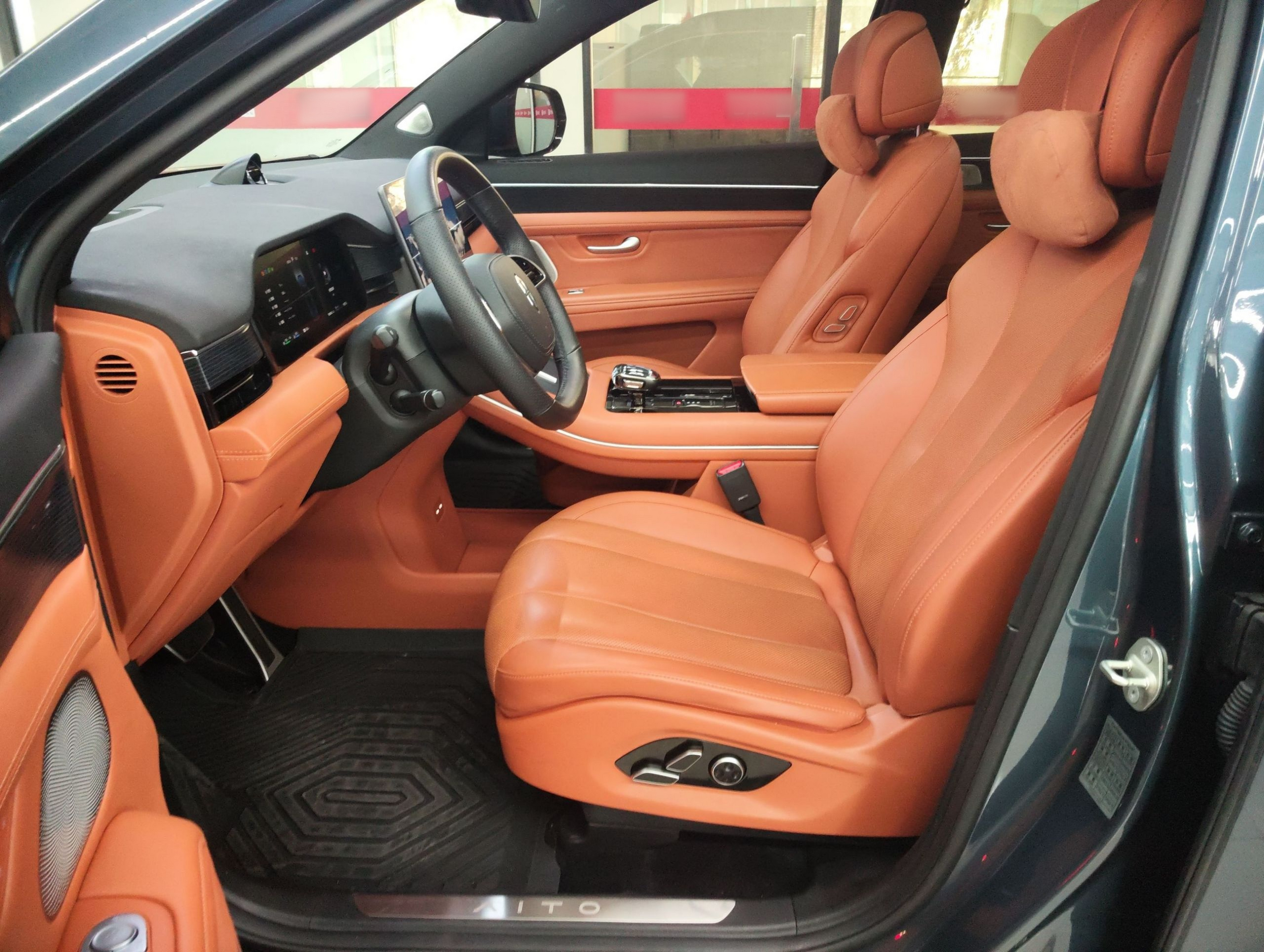 المقاعد الأمامية داخل السيارة