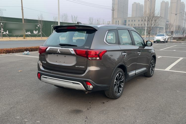 Used Mitsubishi Outlander 2019 2.4L 4x4 Zhi Xiang Edition 7 Seats China VI Standard
