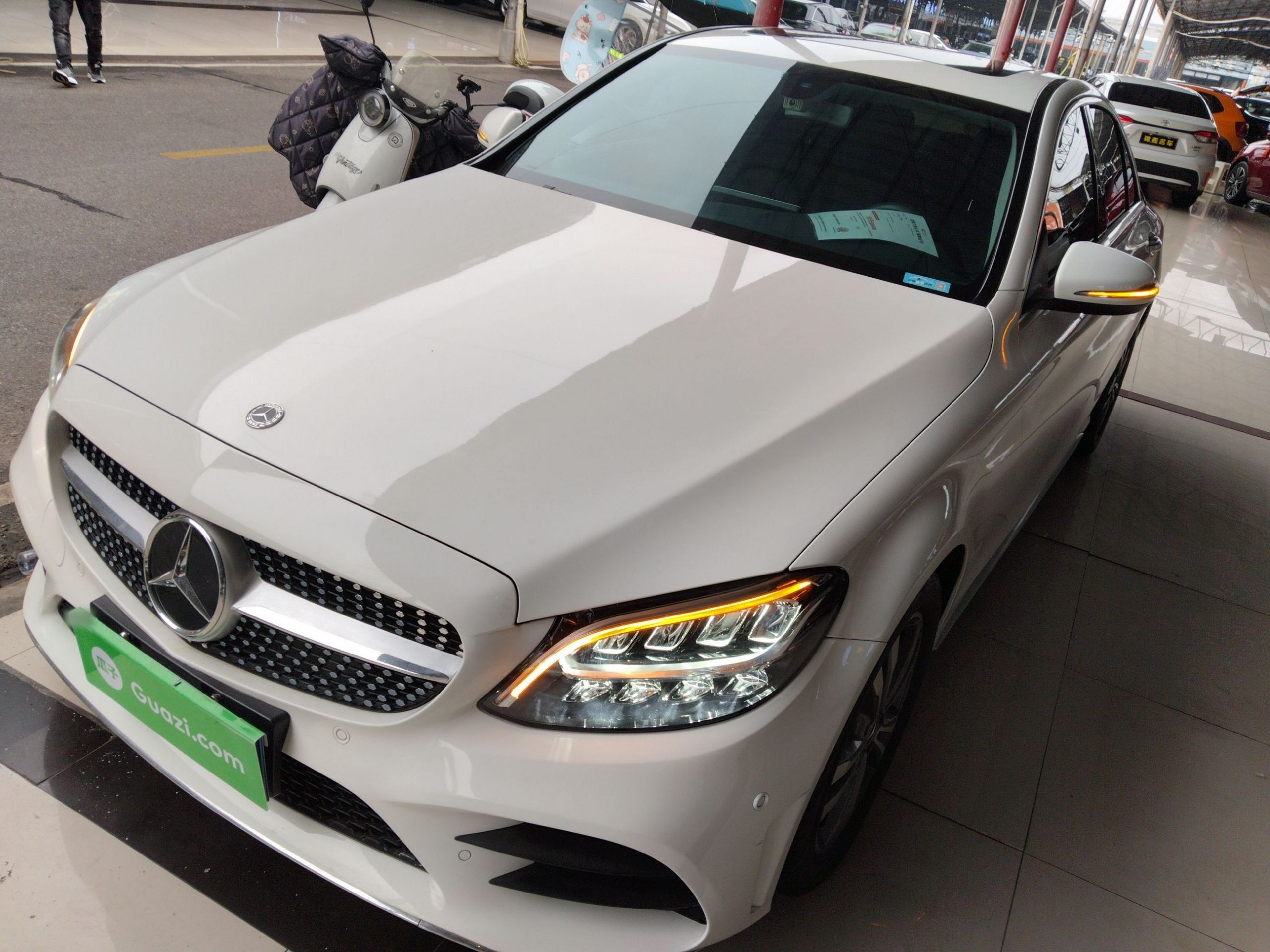 تحت مقدمة السيارة