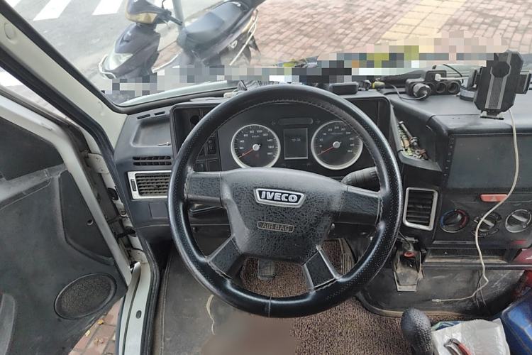 Used Iveco Daily 2020 2.5T A40 Passenger Van Dual Tires Mid-Roof Design 5-9 Seats China VI Emission Standard
