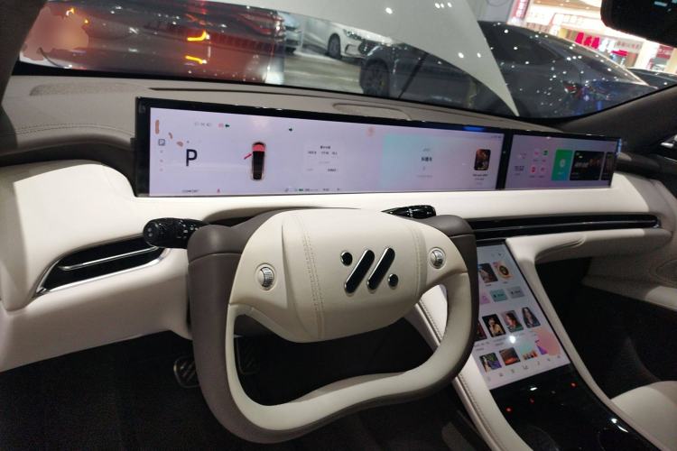 Used  LS7 2023 100kWh Pro All-Wheel-Drive Version
