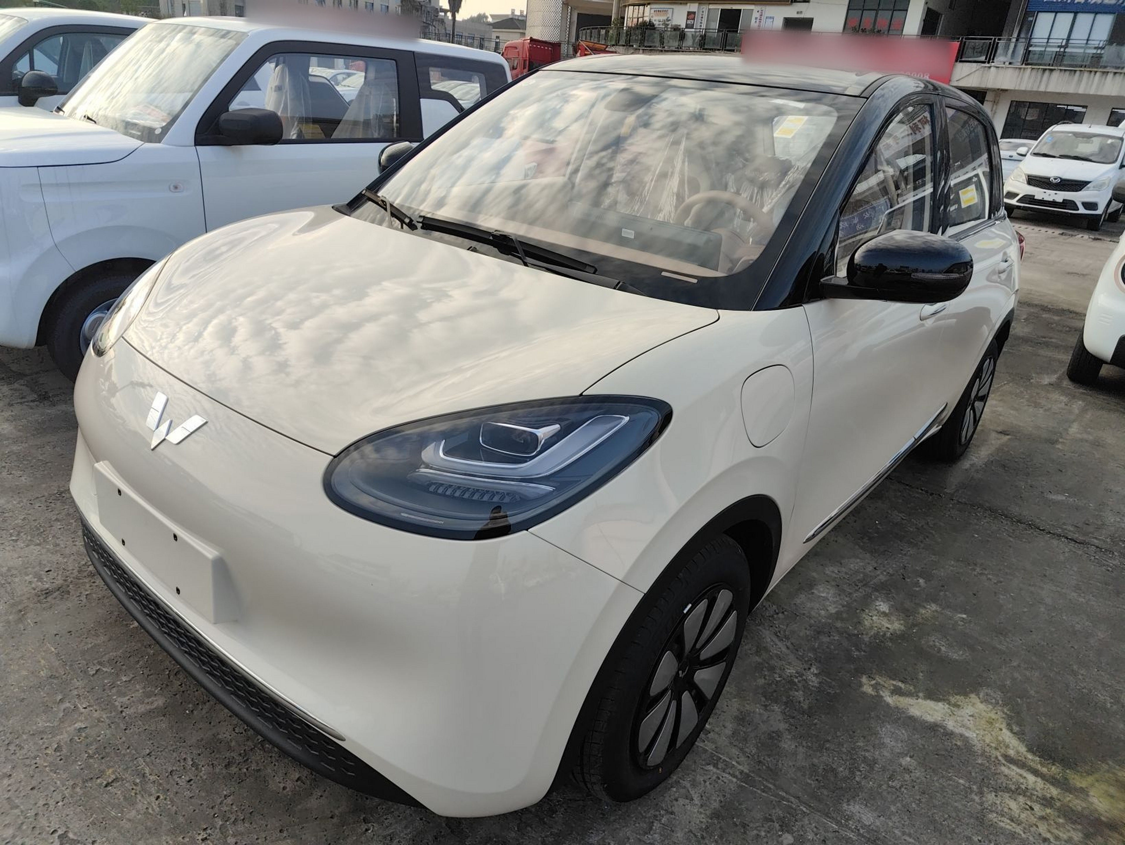 Под передней частью автомобиля