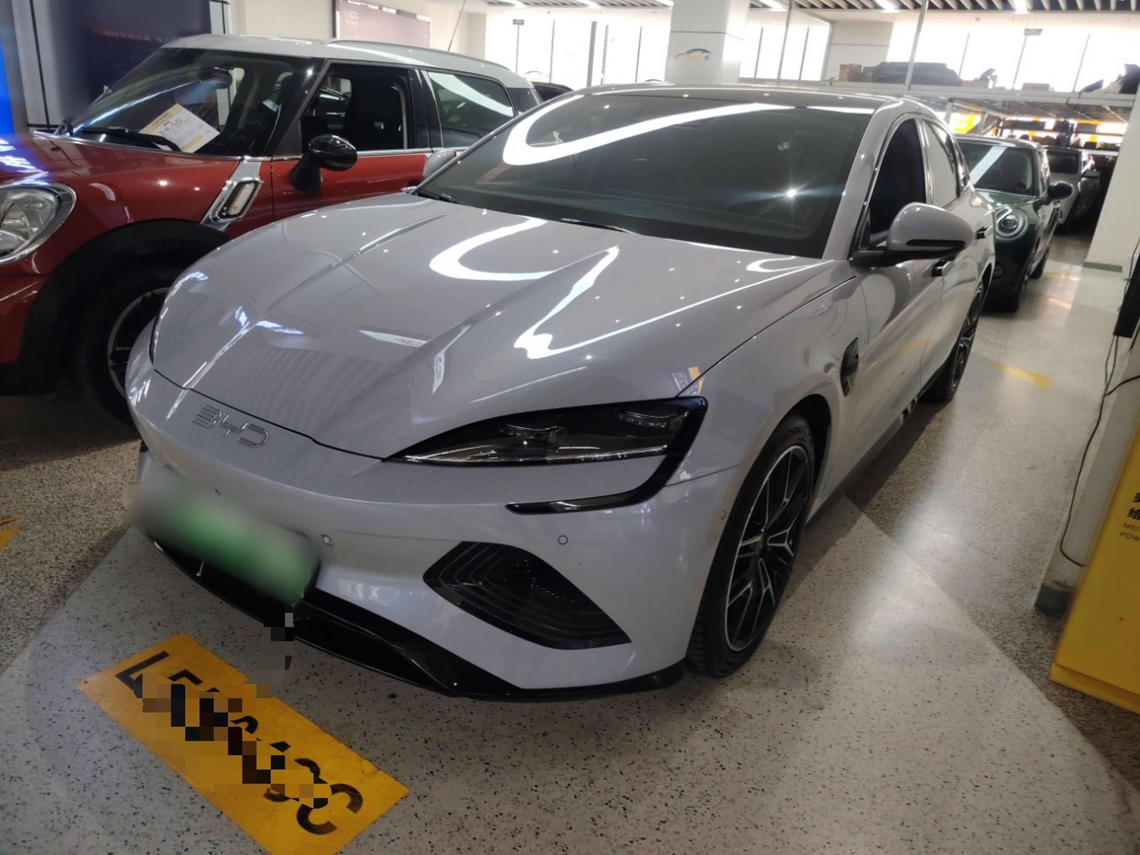 تحت مقدمة السيارة