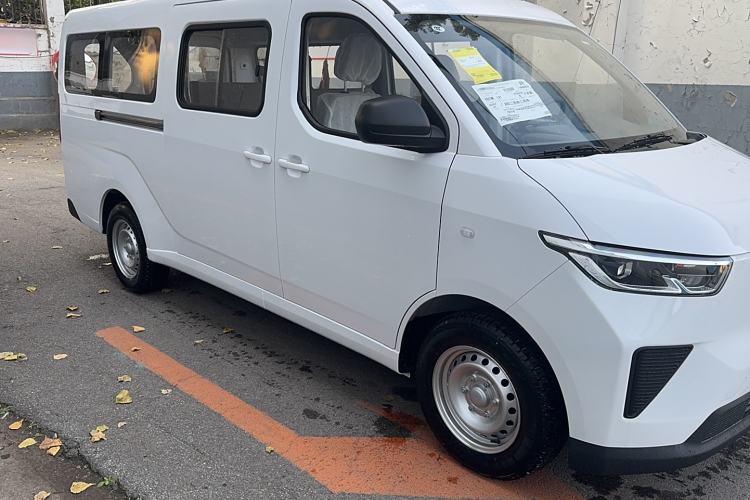 Used Wuling Yangguang 2024 300KM Comfort Version Passenger Van 75kW
