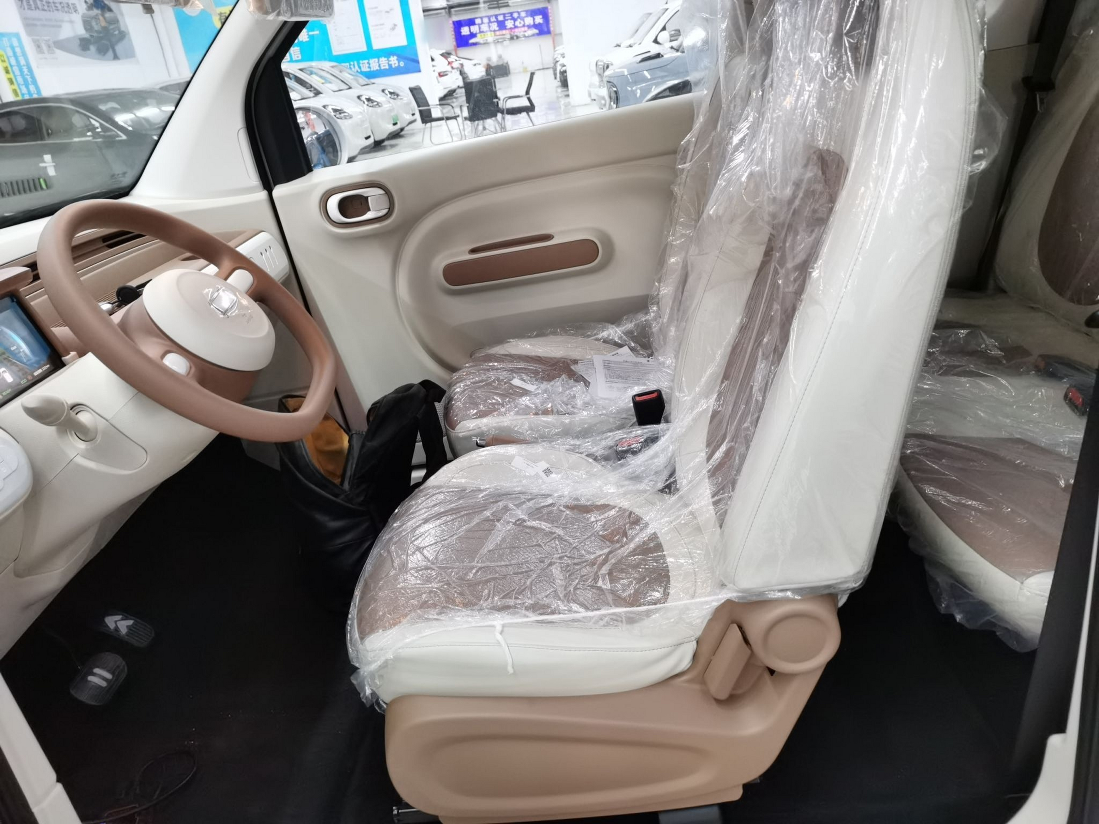 المقاعد الأمامية داخل السيارة