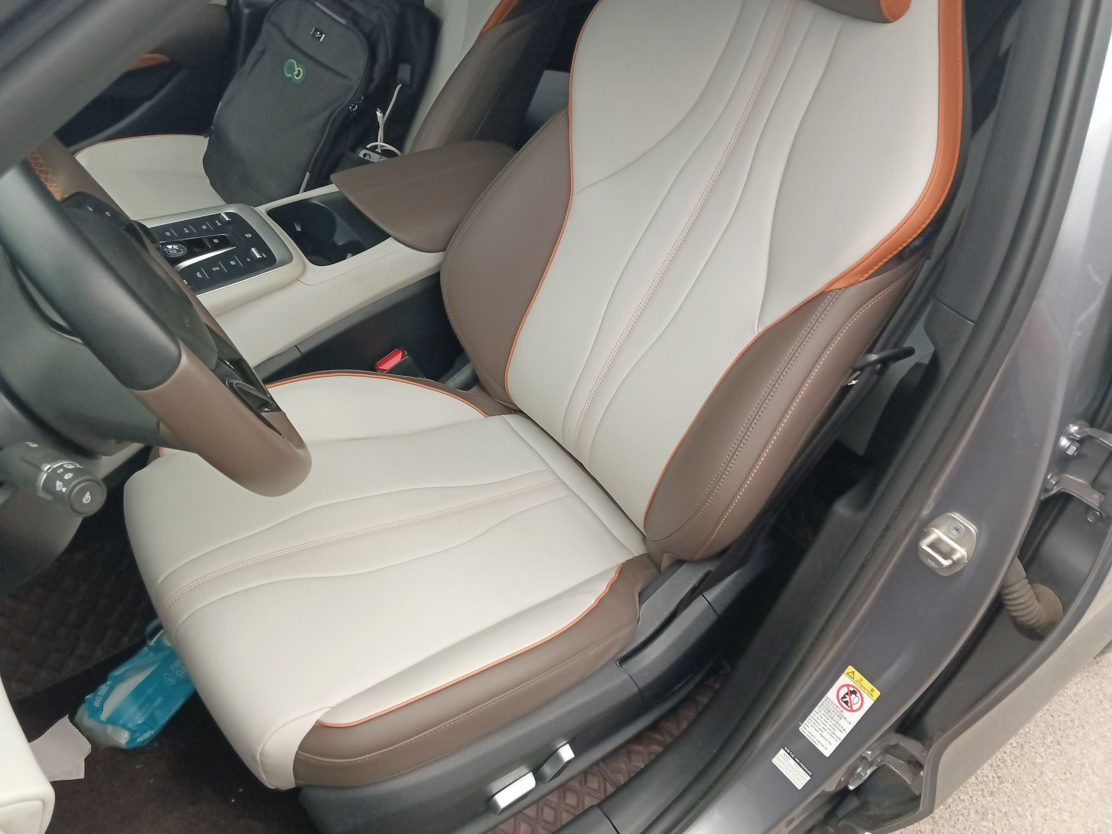 Переднее сиденье в автомобиле