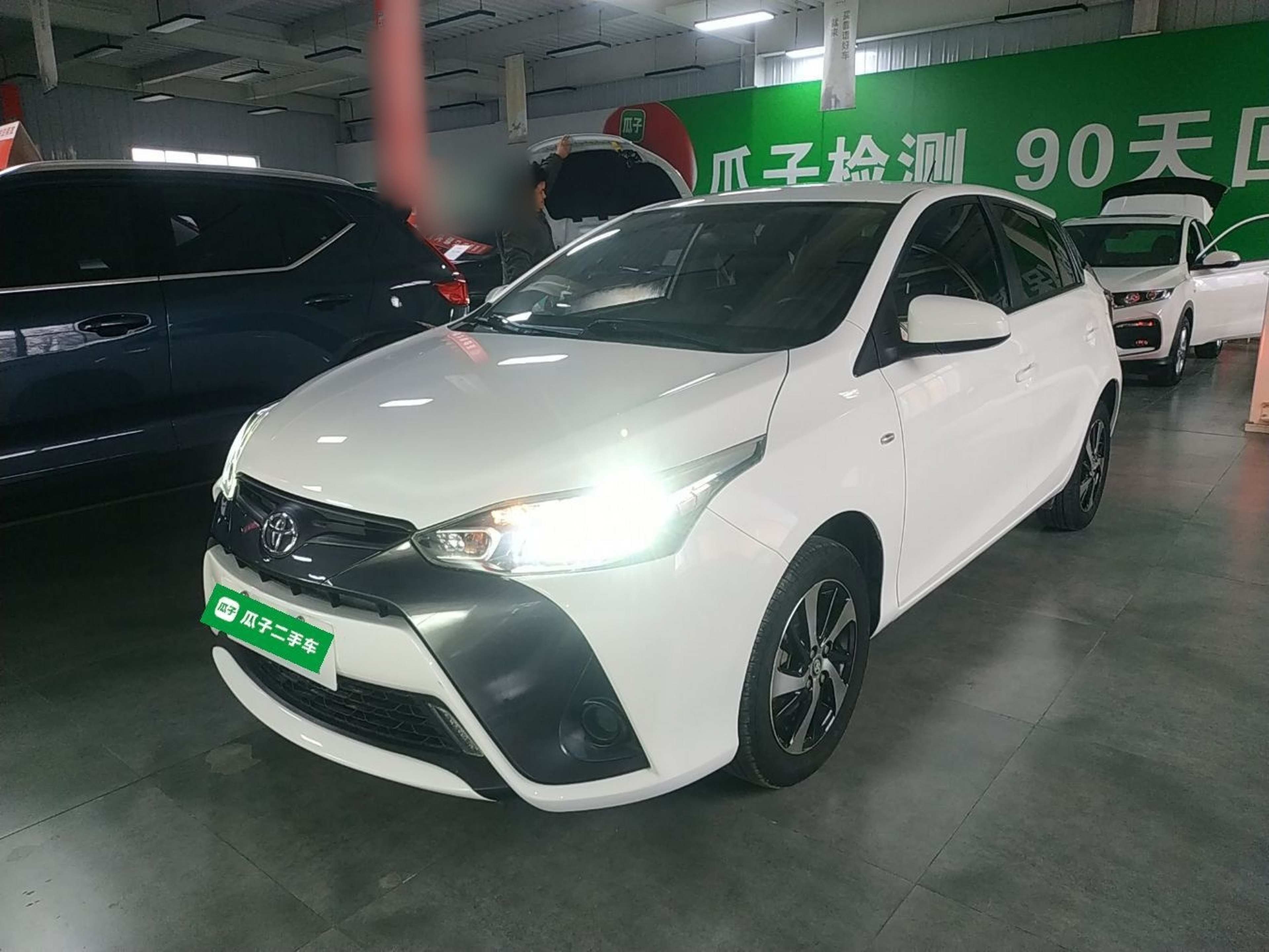 تحت مقدمة السيارة