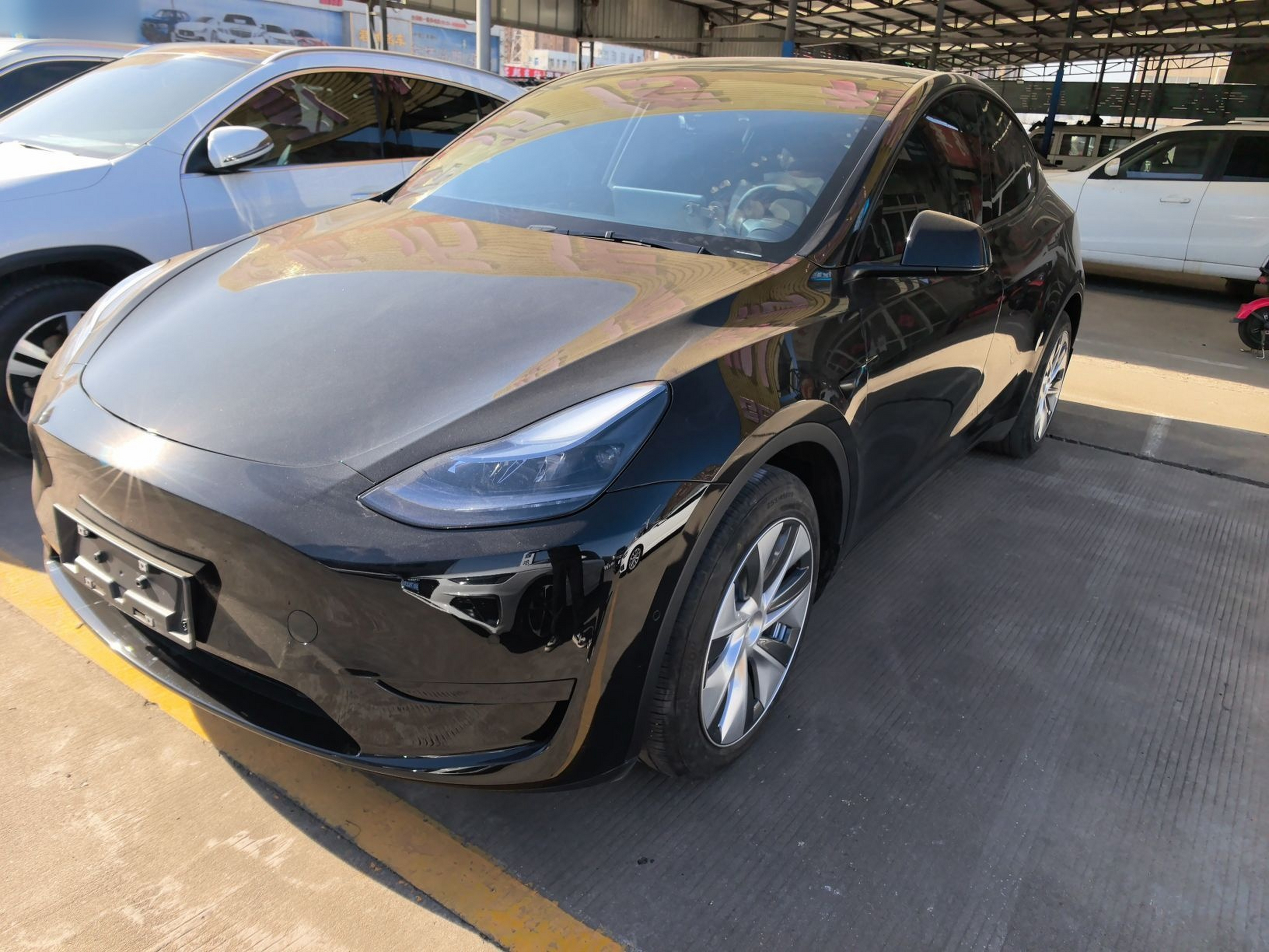 تحت مقدمة السيارة