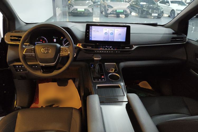 Used Toyota Sienna 2023 2.5L Hybrid Deluxe Edition
