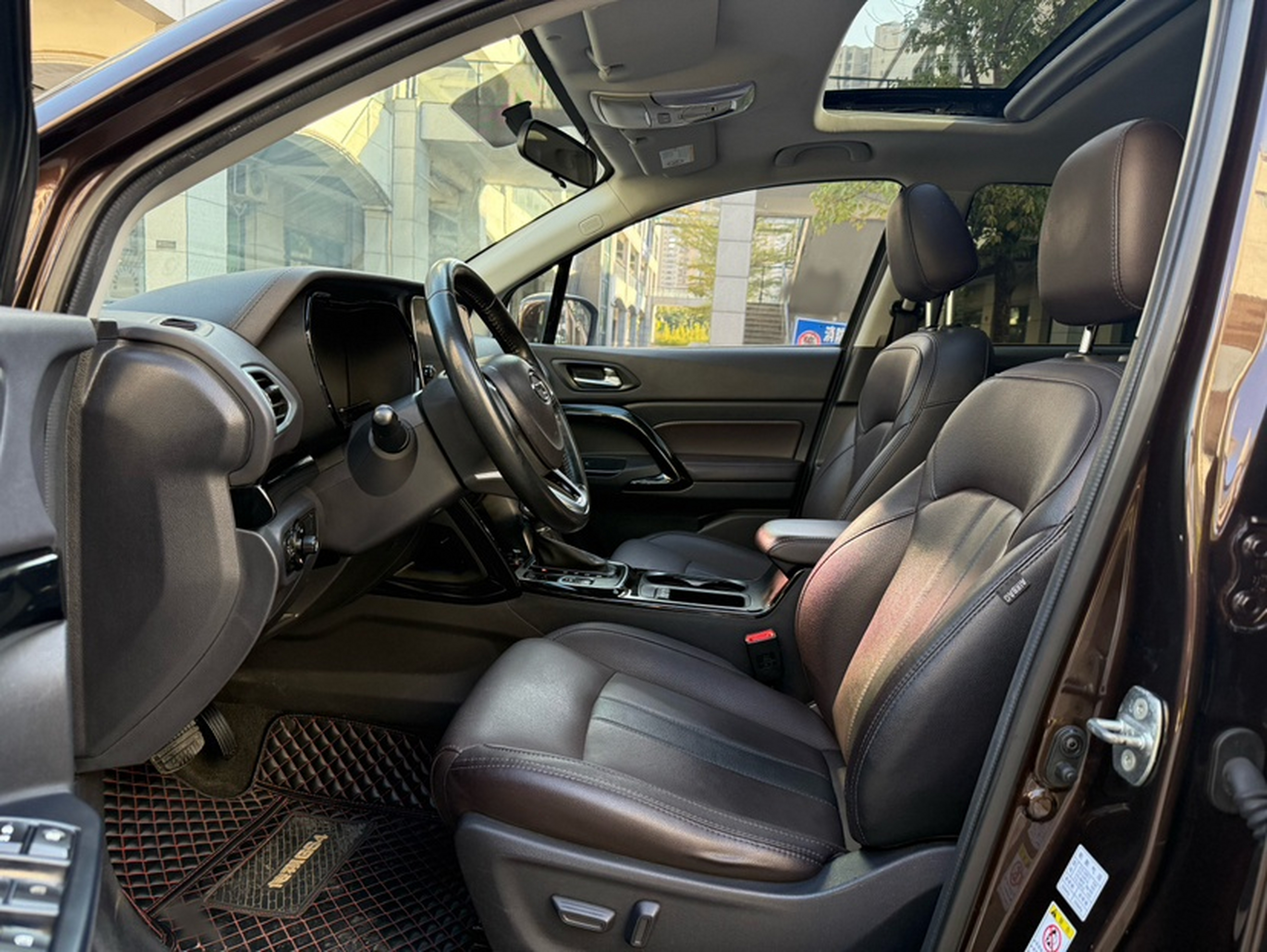 المقاعد الأمامية داخل السيارة