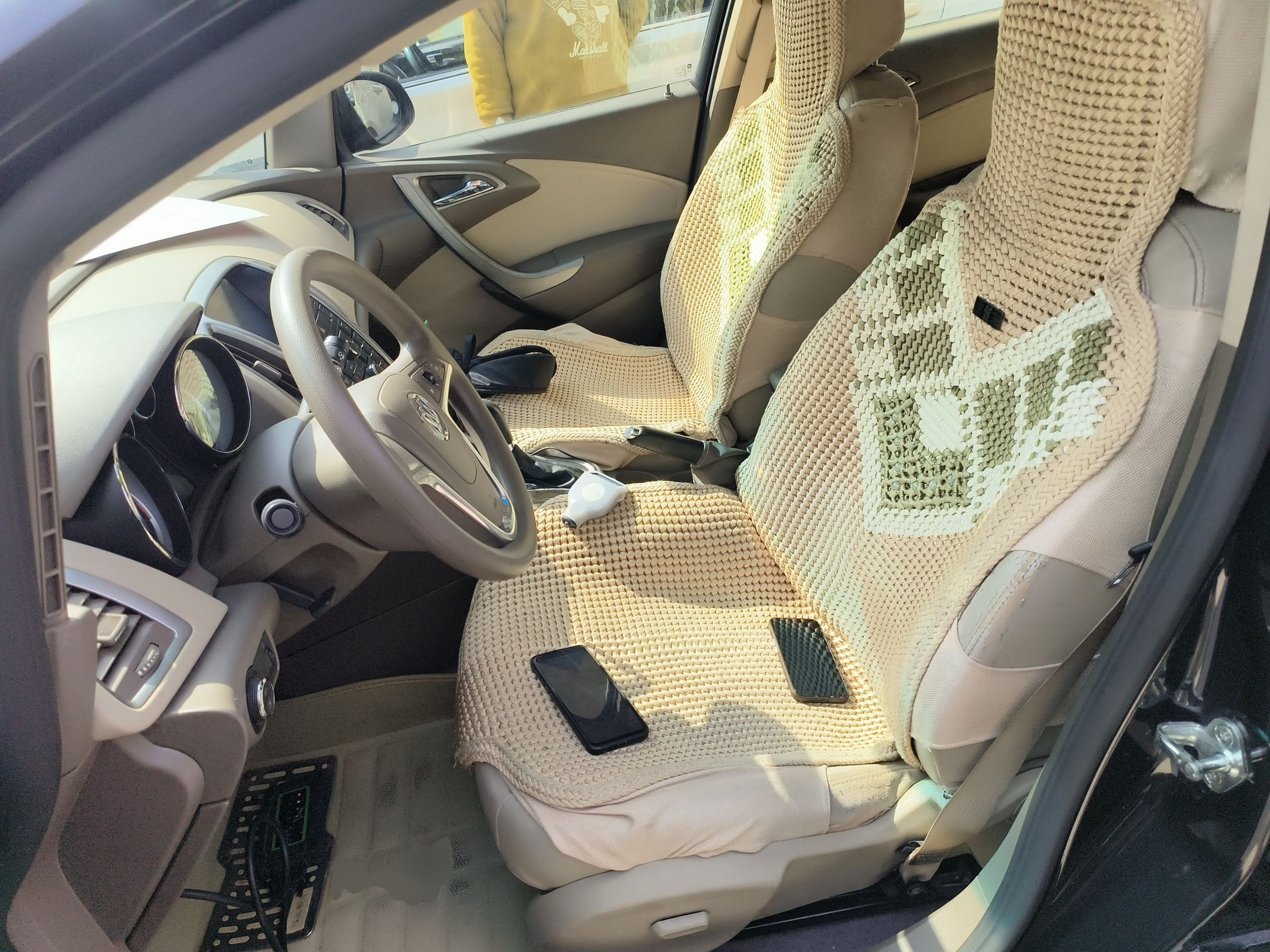 المقاعد الأمامية داخل السيارة