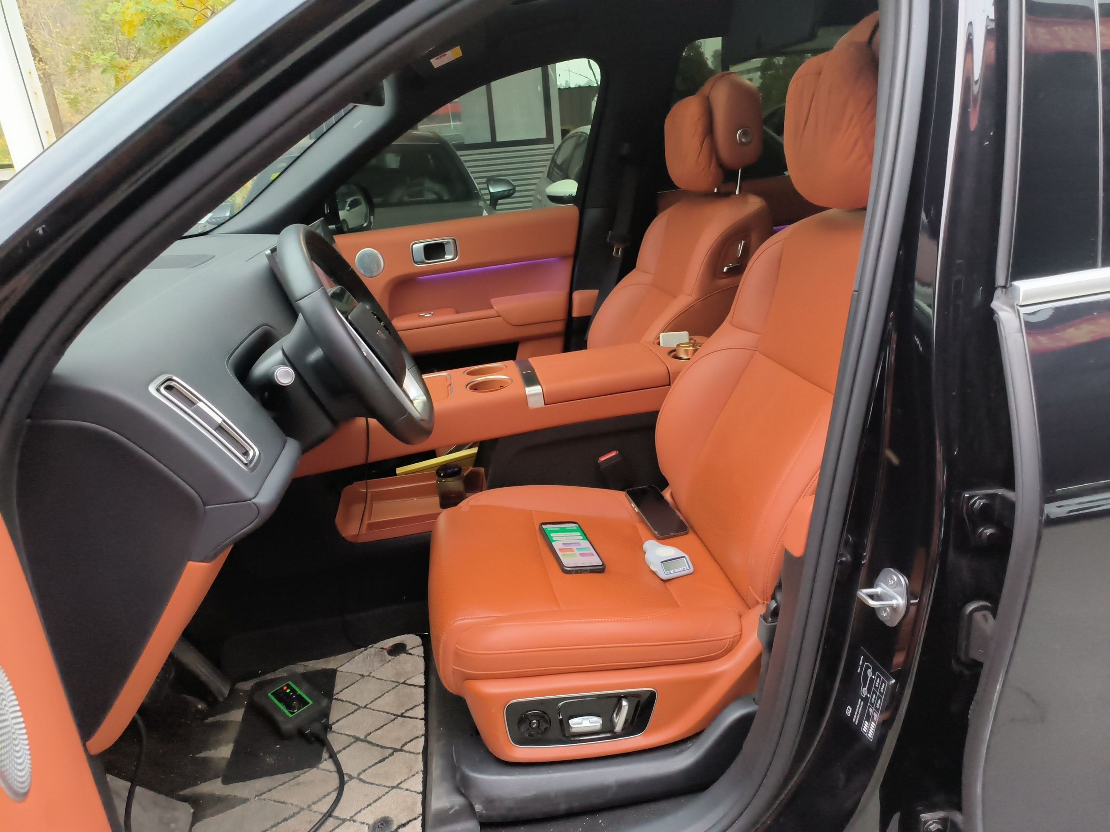 المقاعد الأمامية داخل السيارة