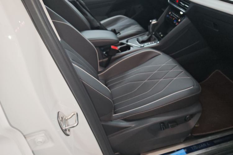 Used Volkswagen Tiguan L 2024 Outstanding Model 330TSI Automatic Two-Wheel Drive R-Line Dragon Glory Edition
