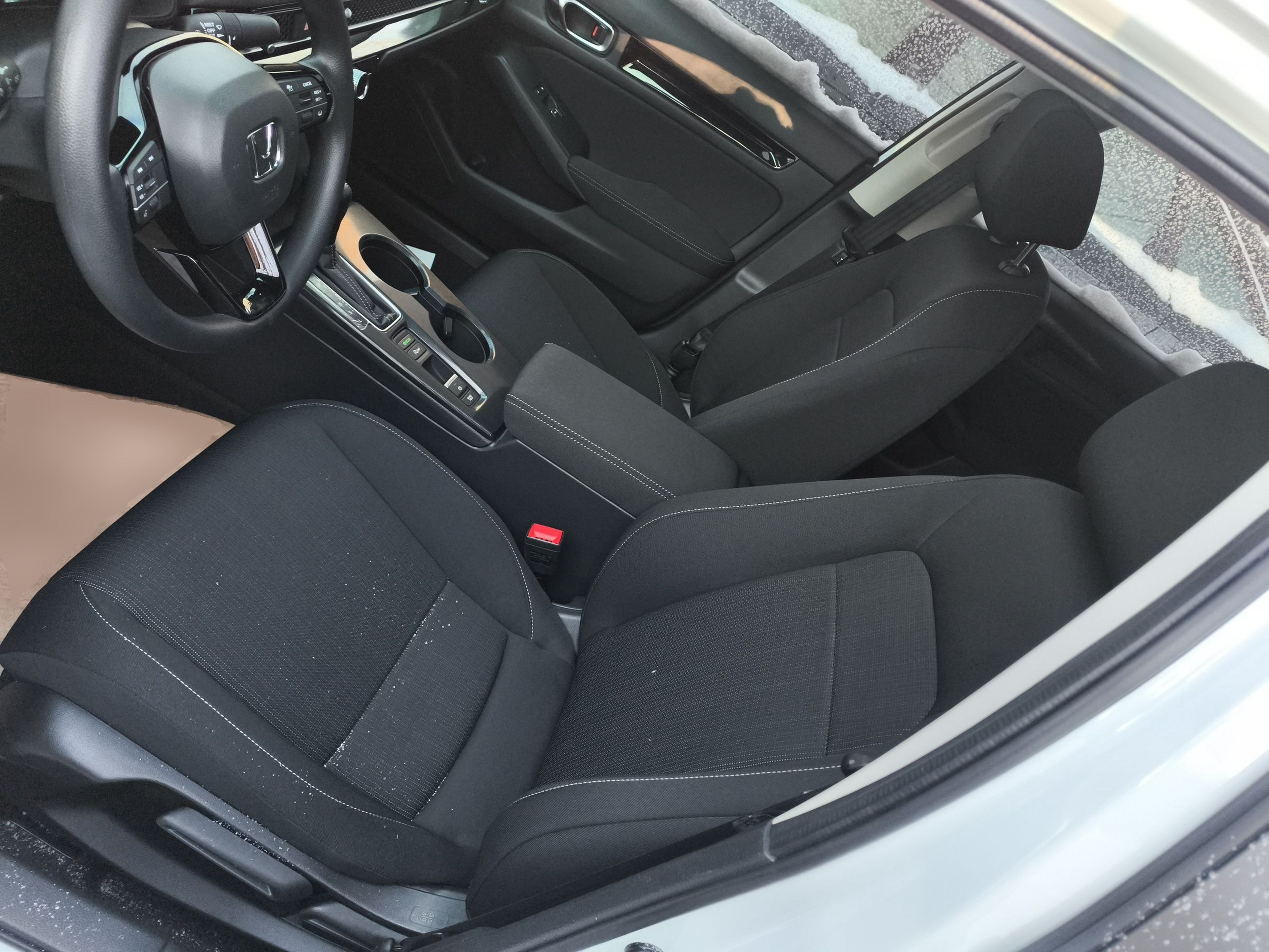 Переднее сиденье в автомобиле