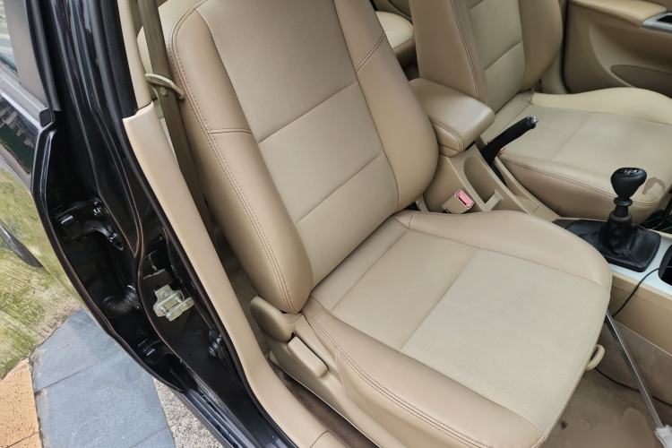 Used Buick Excelle 2013 1.5L Manual Classic Model
