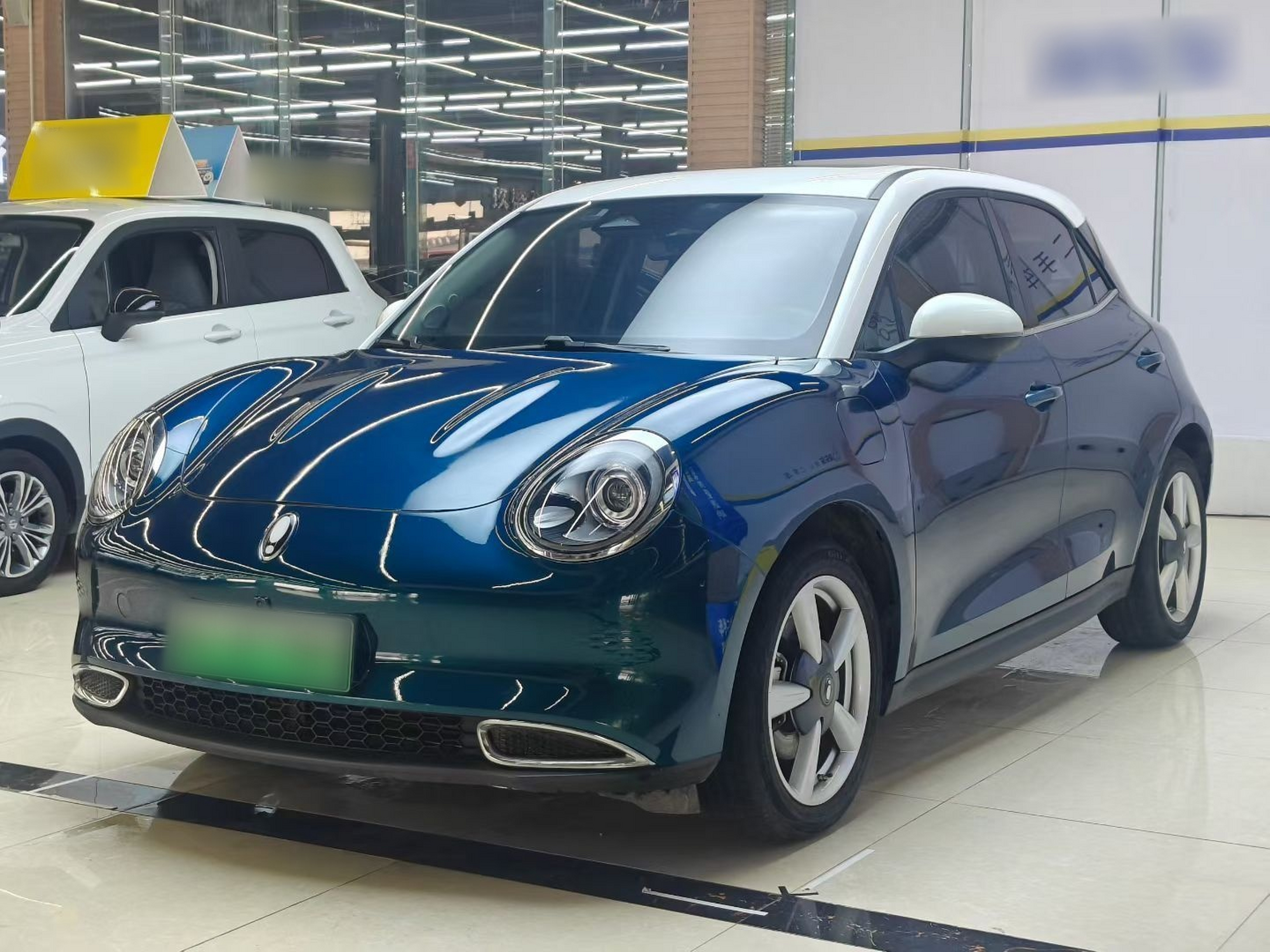 تحت مقدمة السيارة