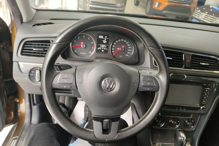 Used Volkswagen Cross Lavida 2014 1.6L Automatic